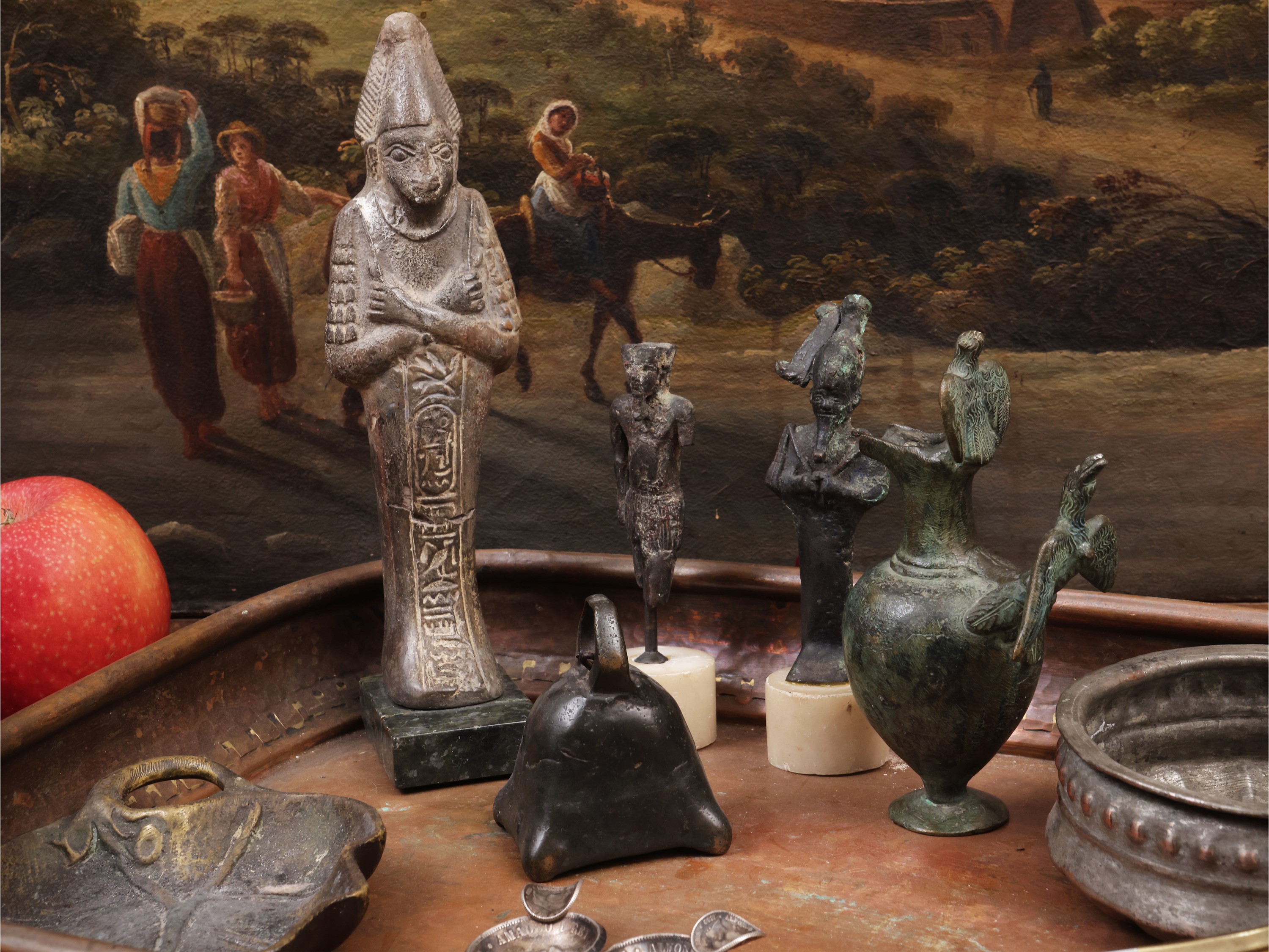 Collezione di oggetti decorativi e curiosità di viaggio, vassoio in rame con posacenere in argent...