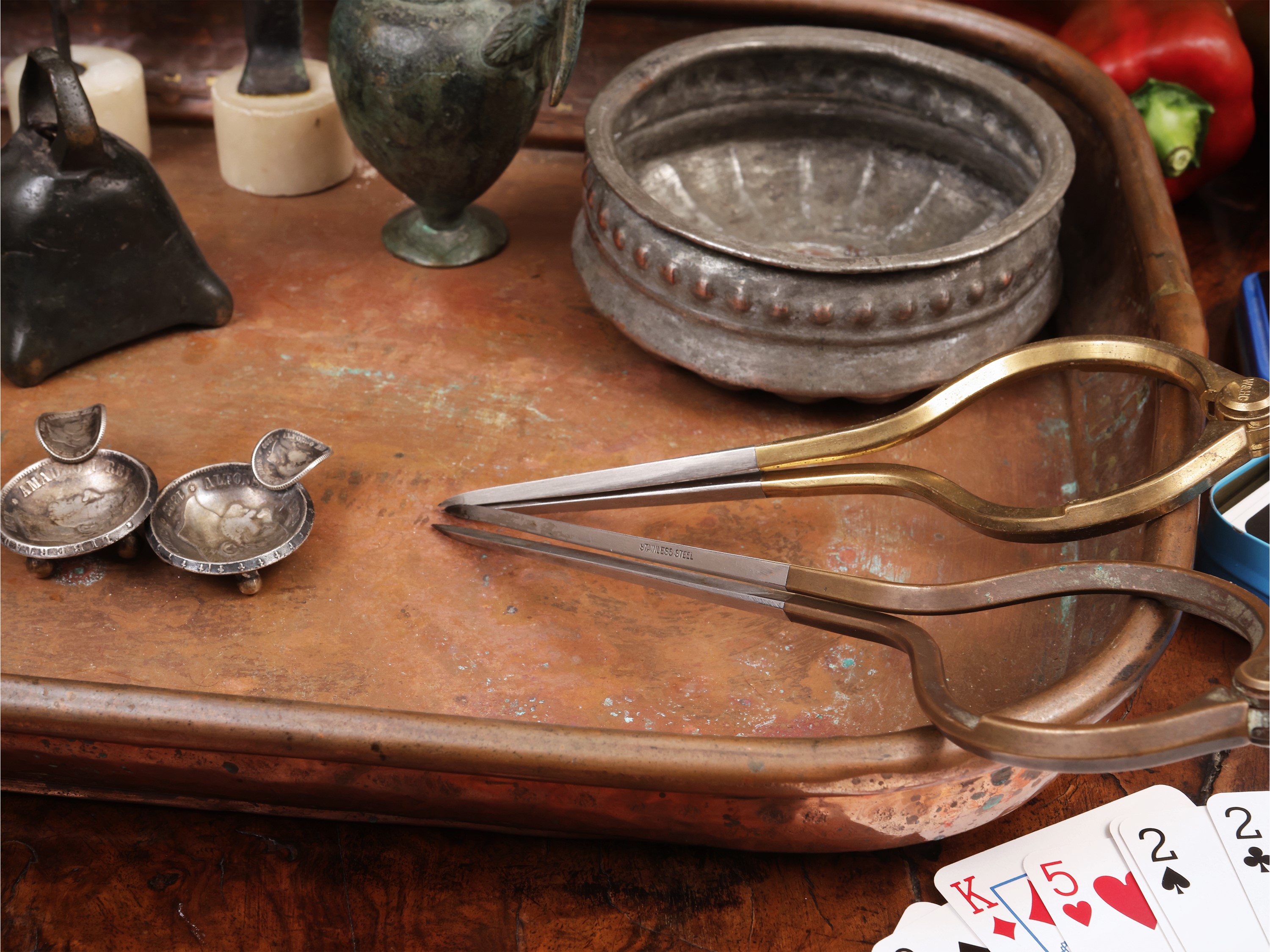 Collezione di oggetti decorativi e curiosità di viaggio, vassoio in rame con posacenere in argent...