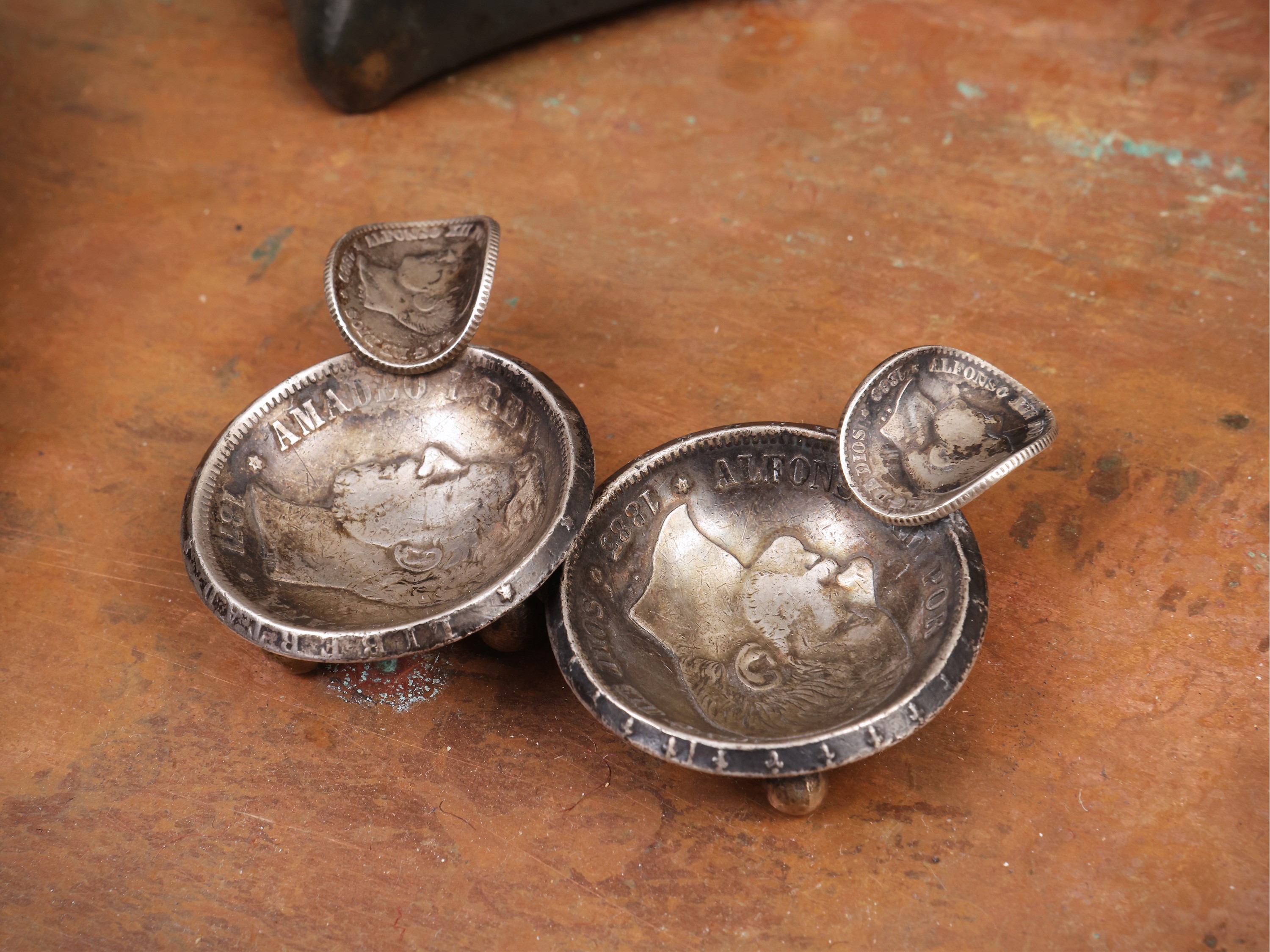 Collezione di oggetti decorativi e curiosità di viaggio, vassoio in rame con posacenere in argent...