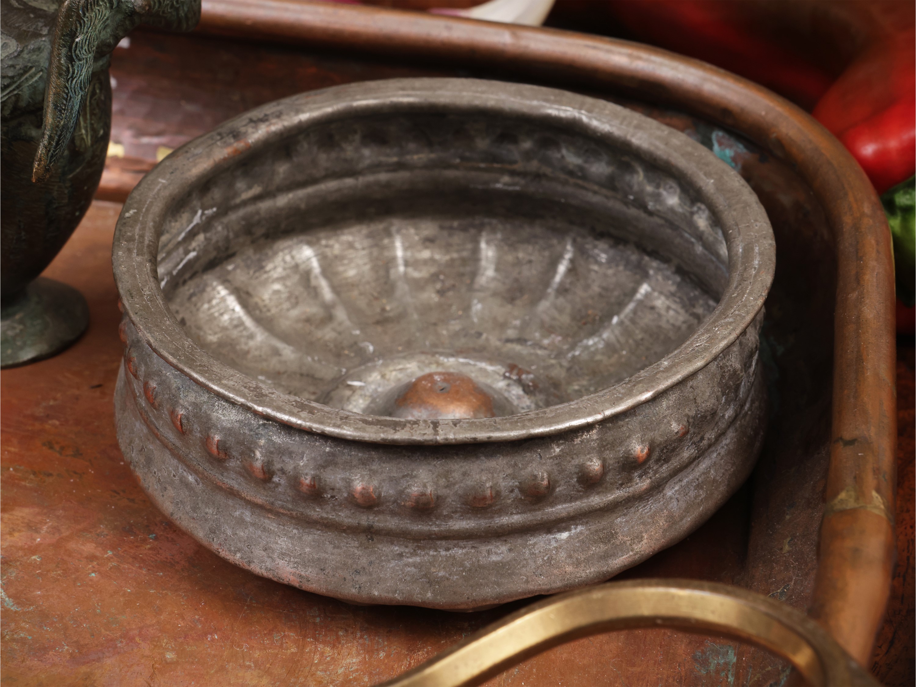 Collezione di oggetti decorativi e curiosità di viaggio, vassoio in rame con posacenere in argent...