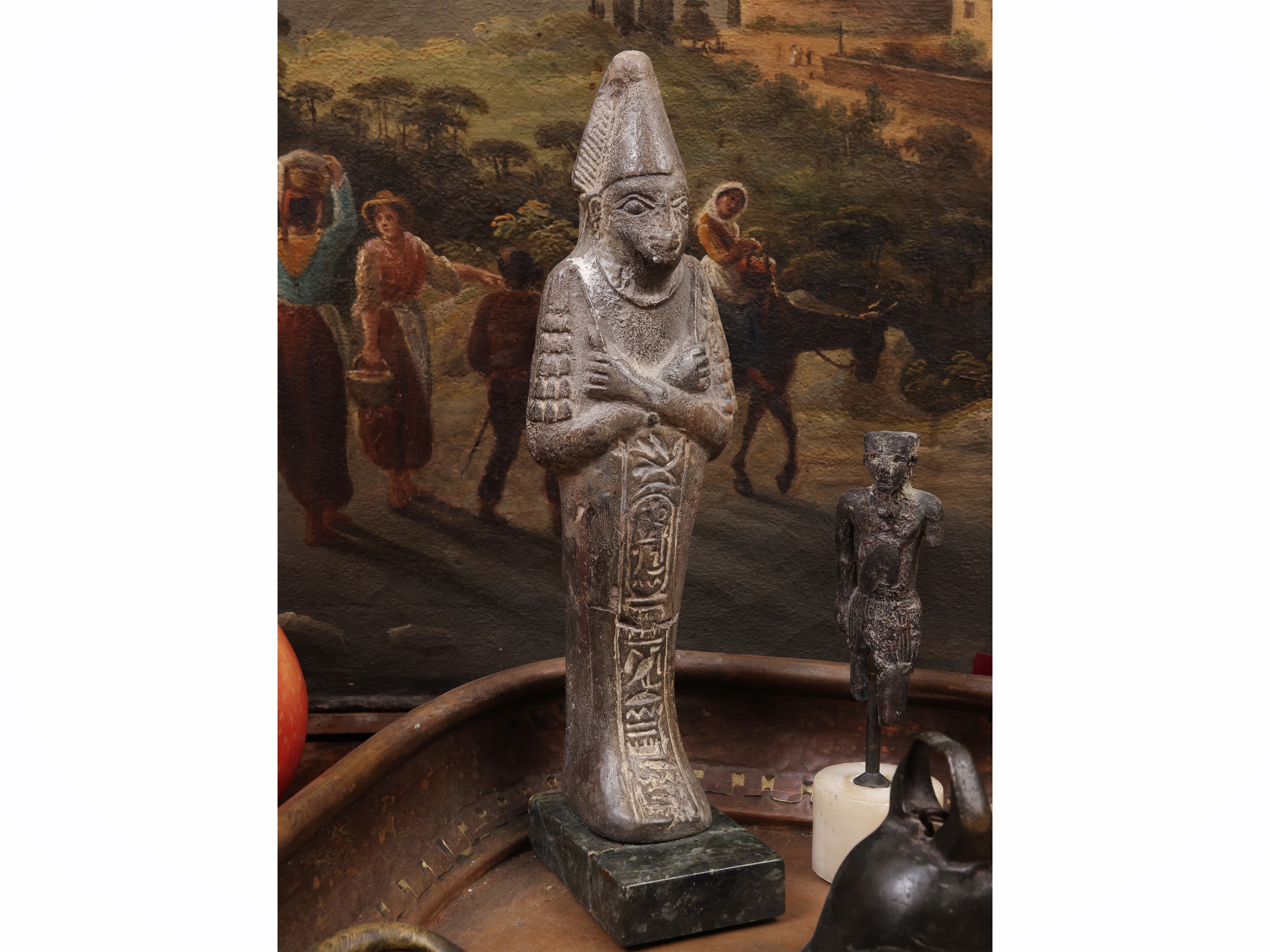 Collezione di oggetti decorativi e curiosità di viaggio, vassoio in rame con posacenere in argent...