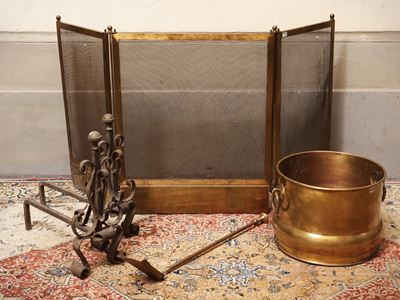Set da camino, composto da alari in ferro battuto e accessori in ottone