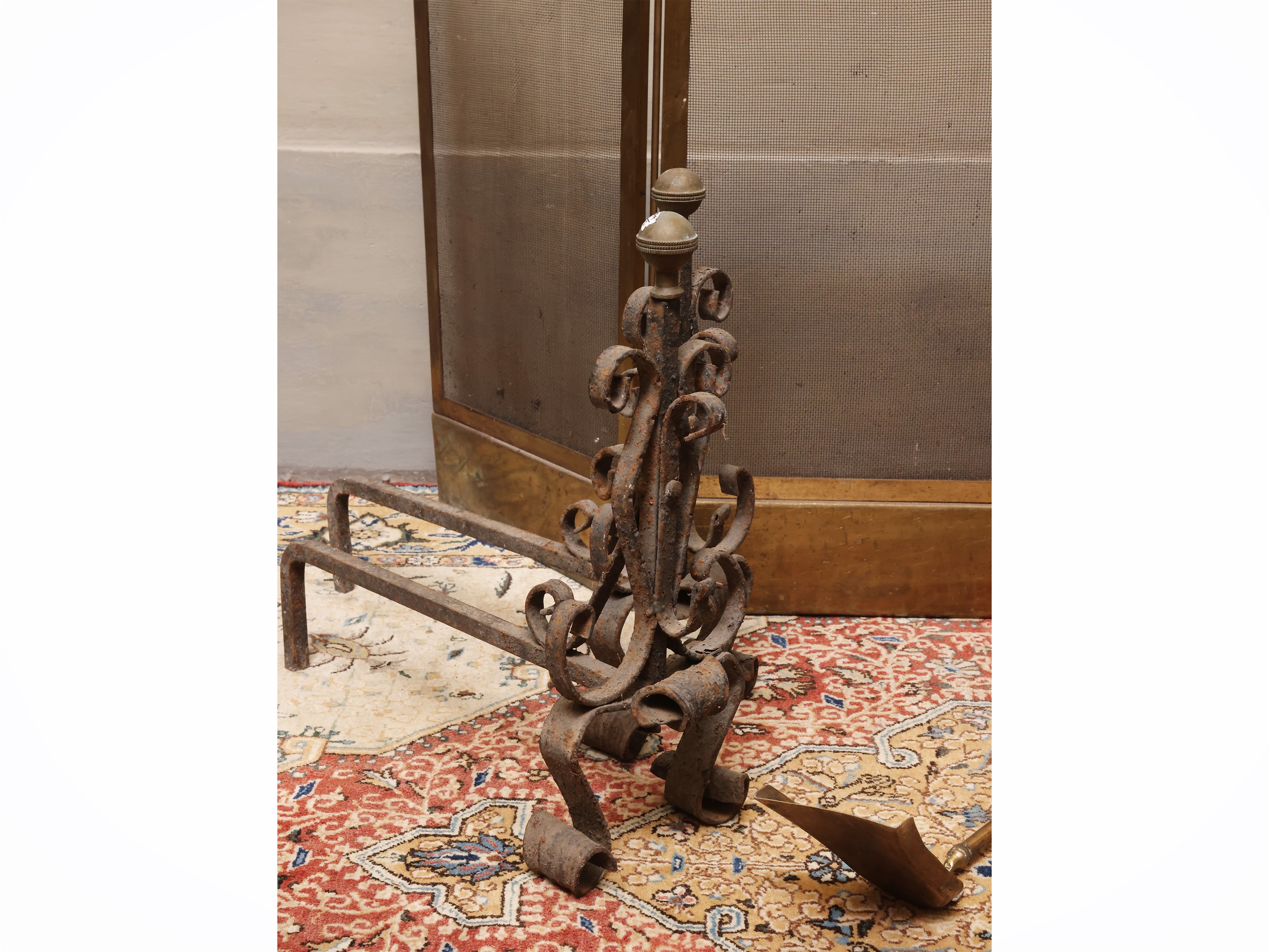 Set da camino, composto da alari in ferro battuto e accessori in ottone