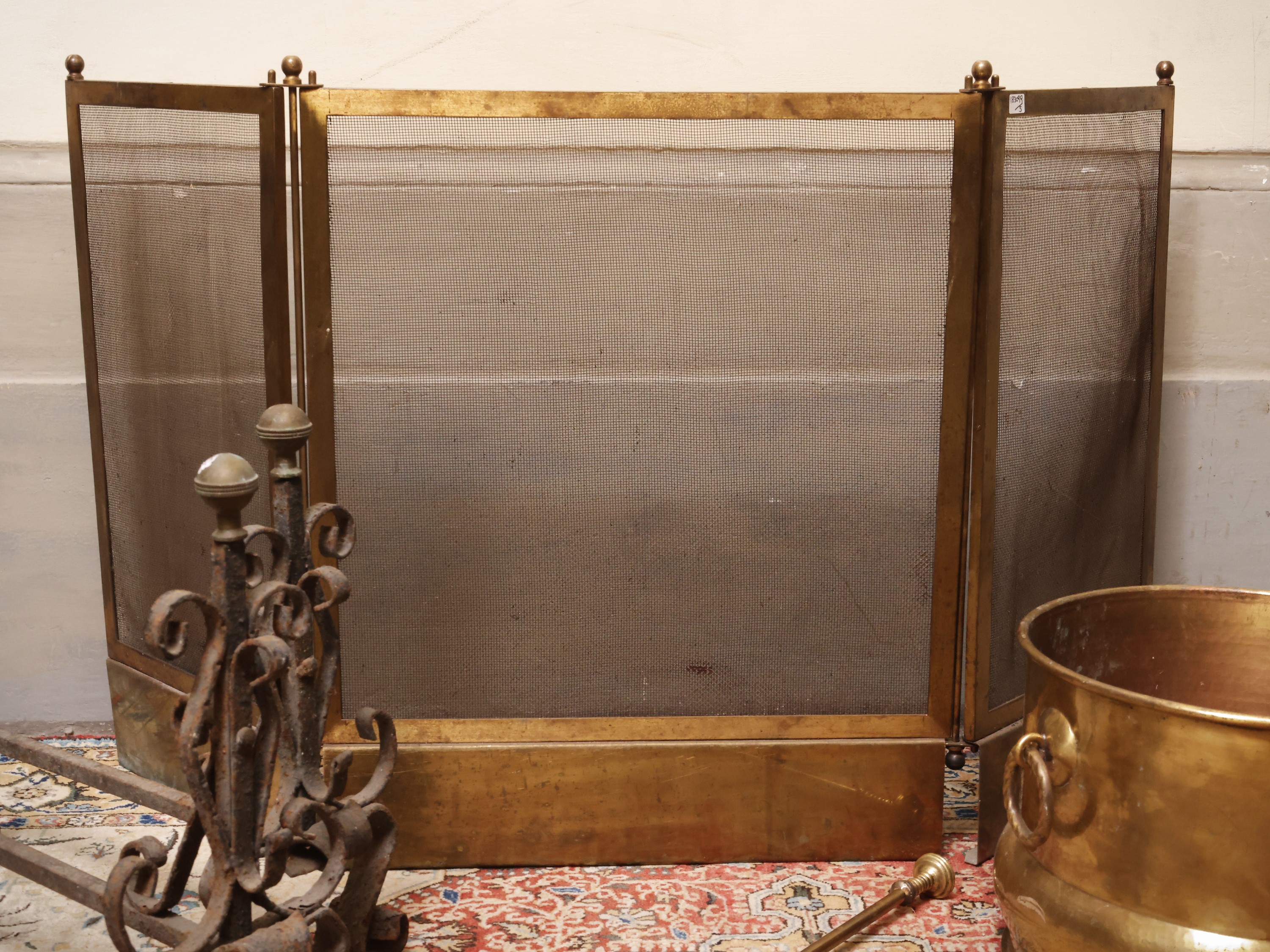 Set da camino, composto da alari in ferro battuto e accessori in ottone