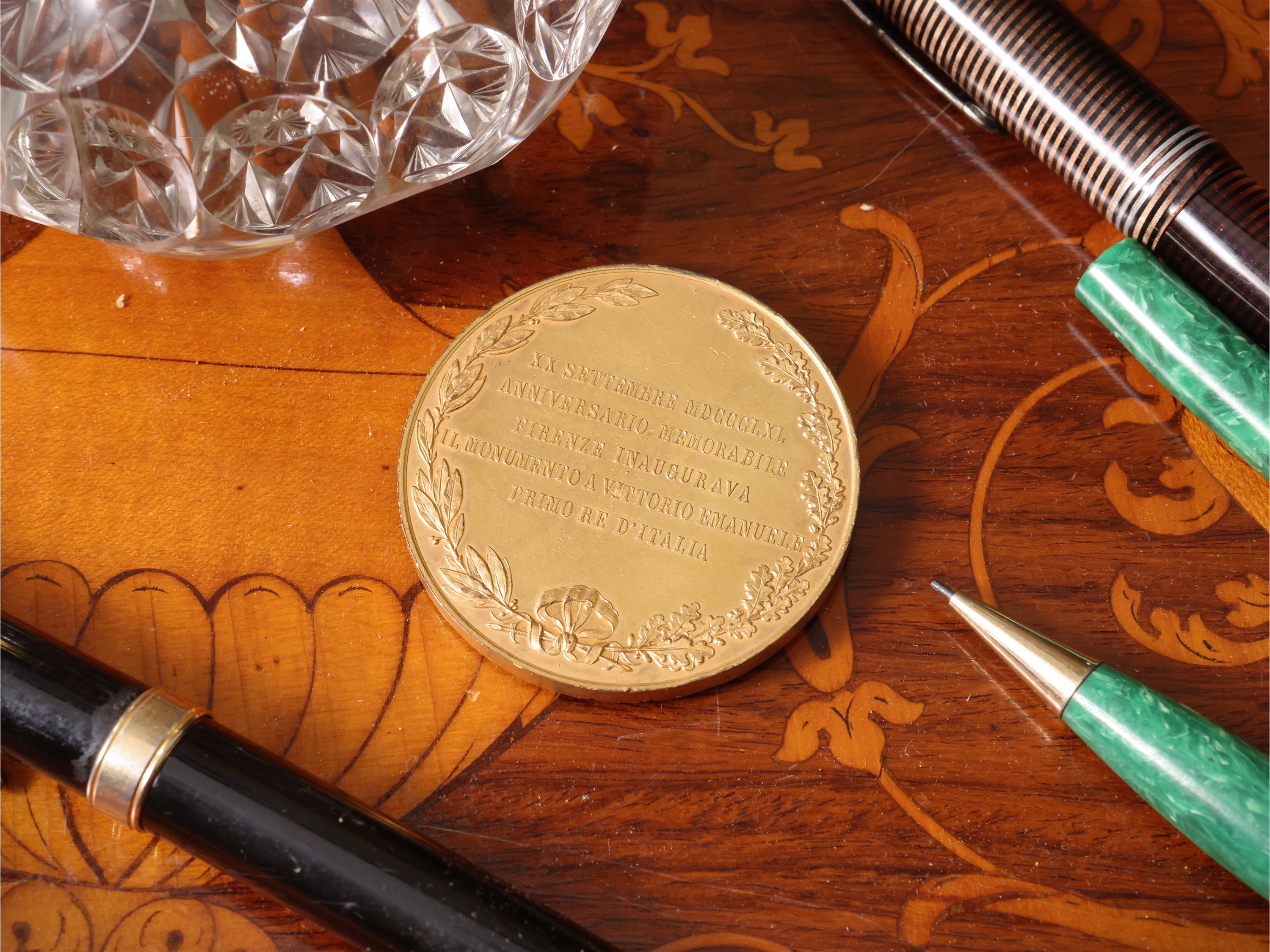 Accessori da scrittura da collezione, calamaio in cristallo e metallo dorato, penne stilografiche...