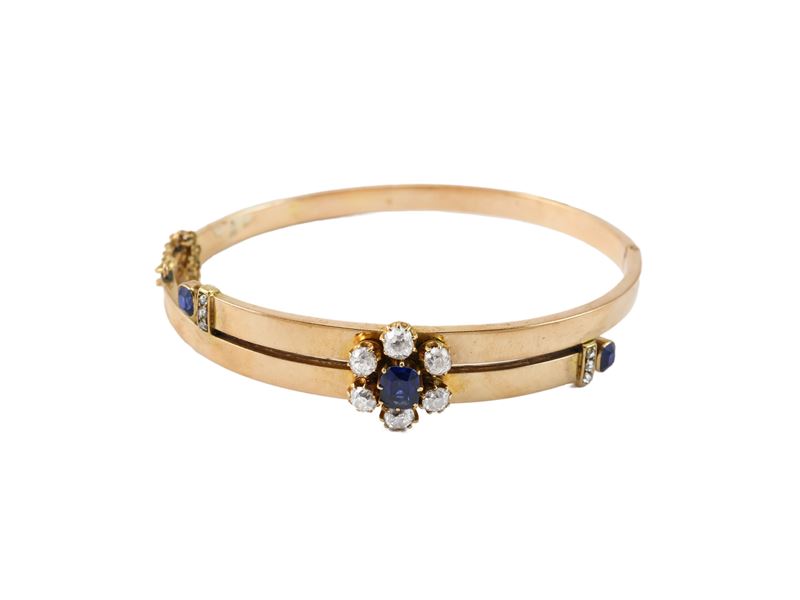 Bracciale a cerchio rigido in oro giallo, zaffiri e diamanti