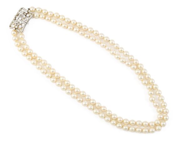 Collana ad un filo di perle bianche coltivate, fermatura in oro bianco e diamanti taglio antico