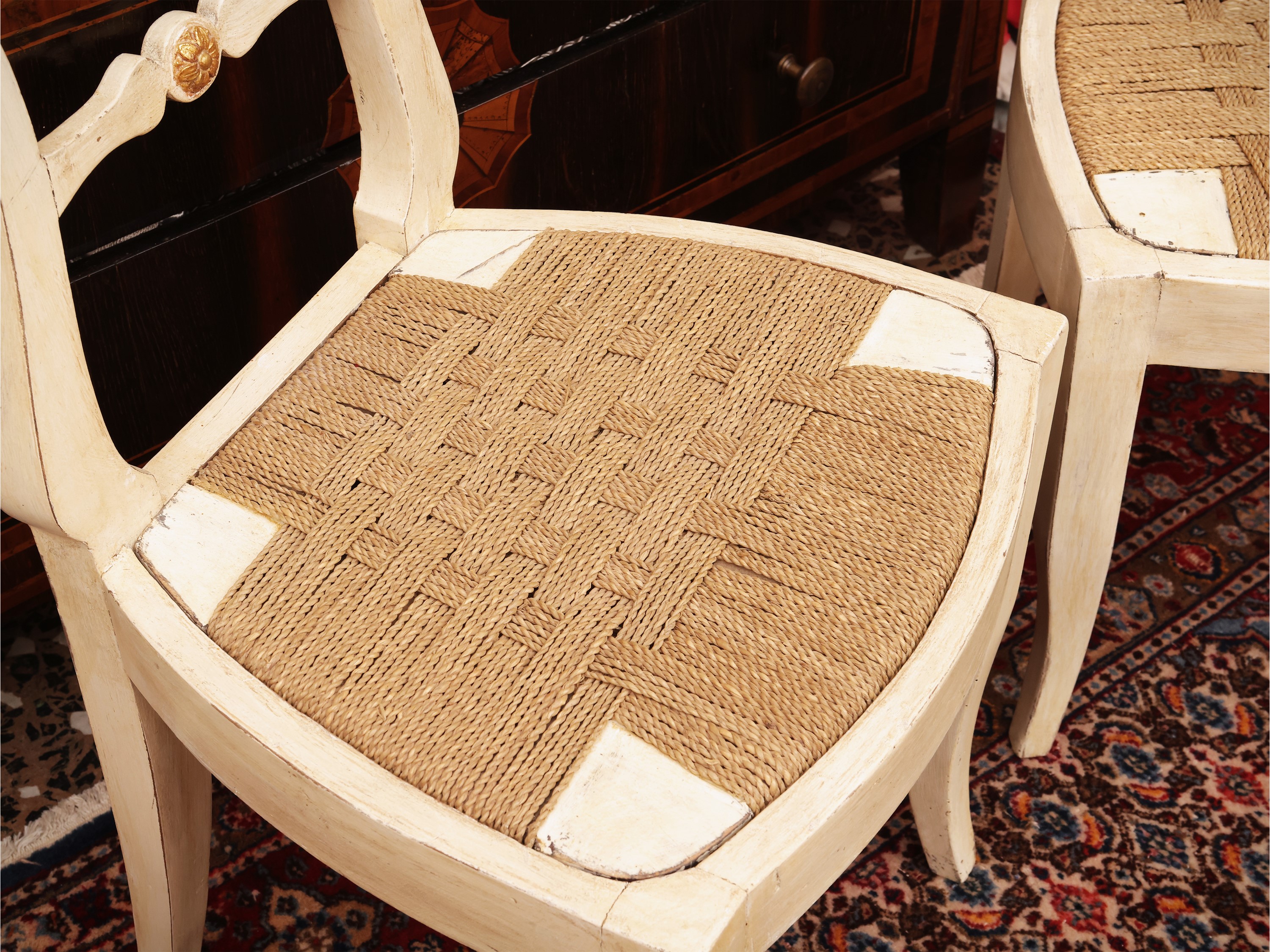 Sedie rustiche in legno laccato bianco, serie di sei esemplari, XIX secolo