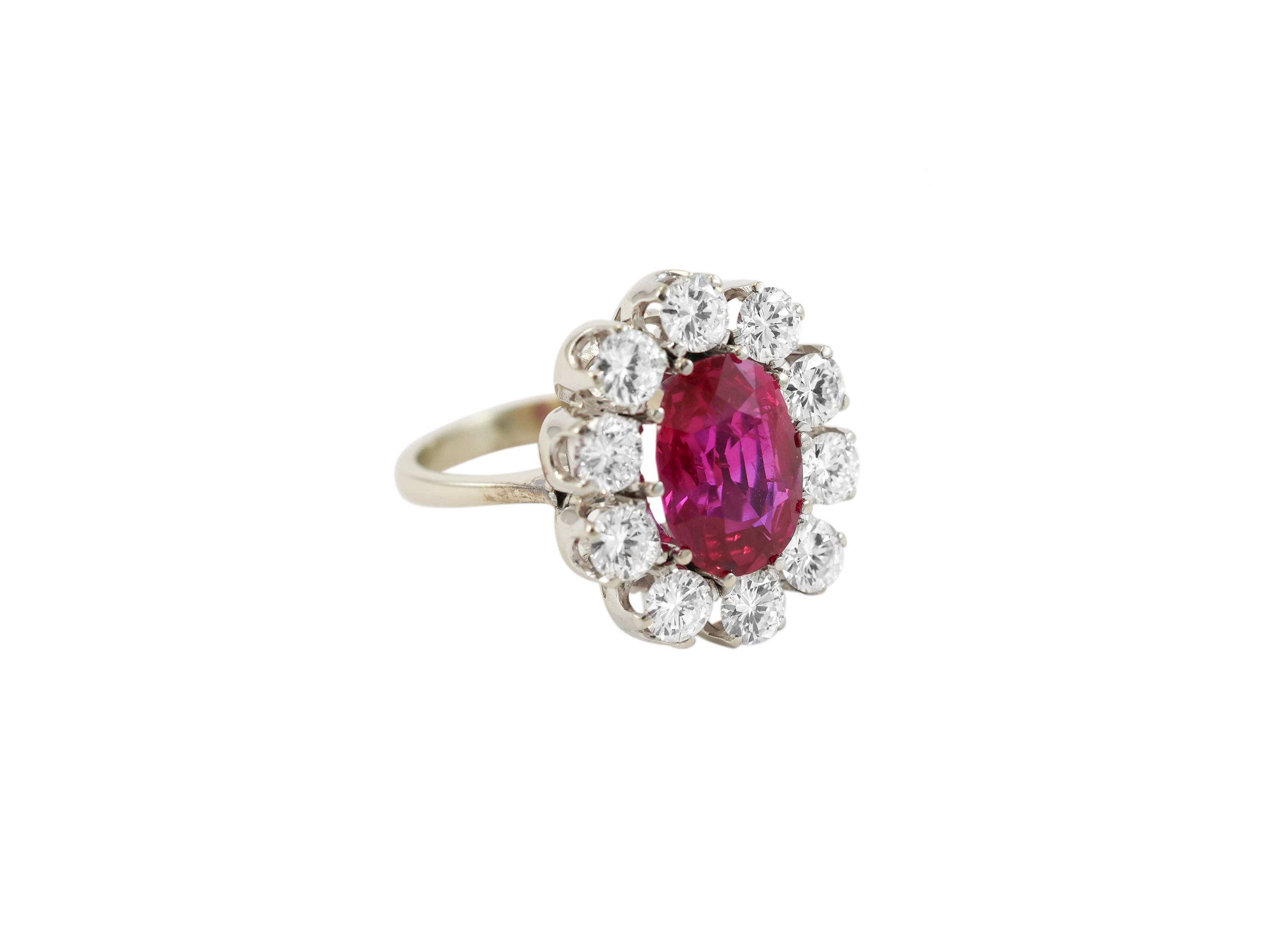 Anello a margherita in oro bianco con rubino e diamanti