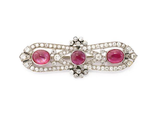 Spilla in oro bianco, piccoli diamanti e rubini cabochon