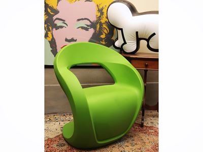 Poltrona in plastica verde, design contemporaneo