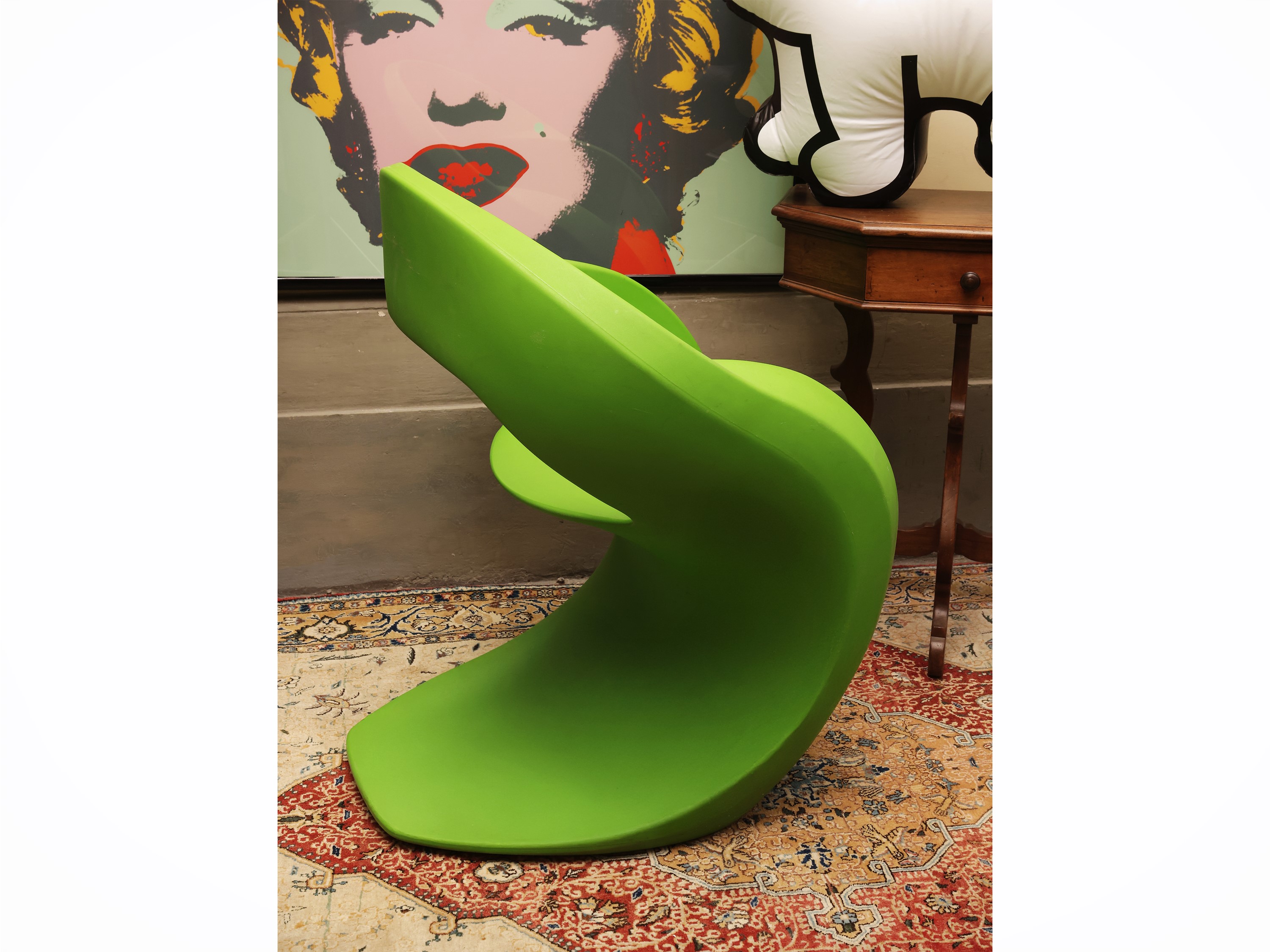Poltrona in plastica verde, design contemporaneo