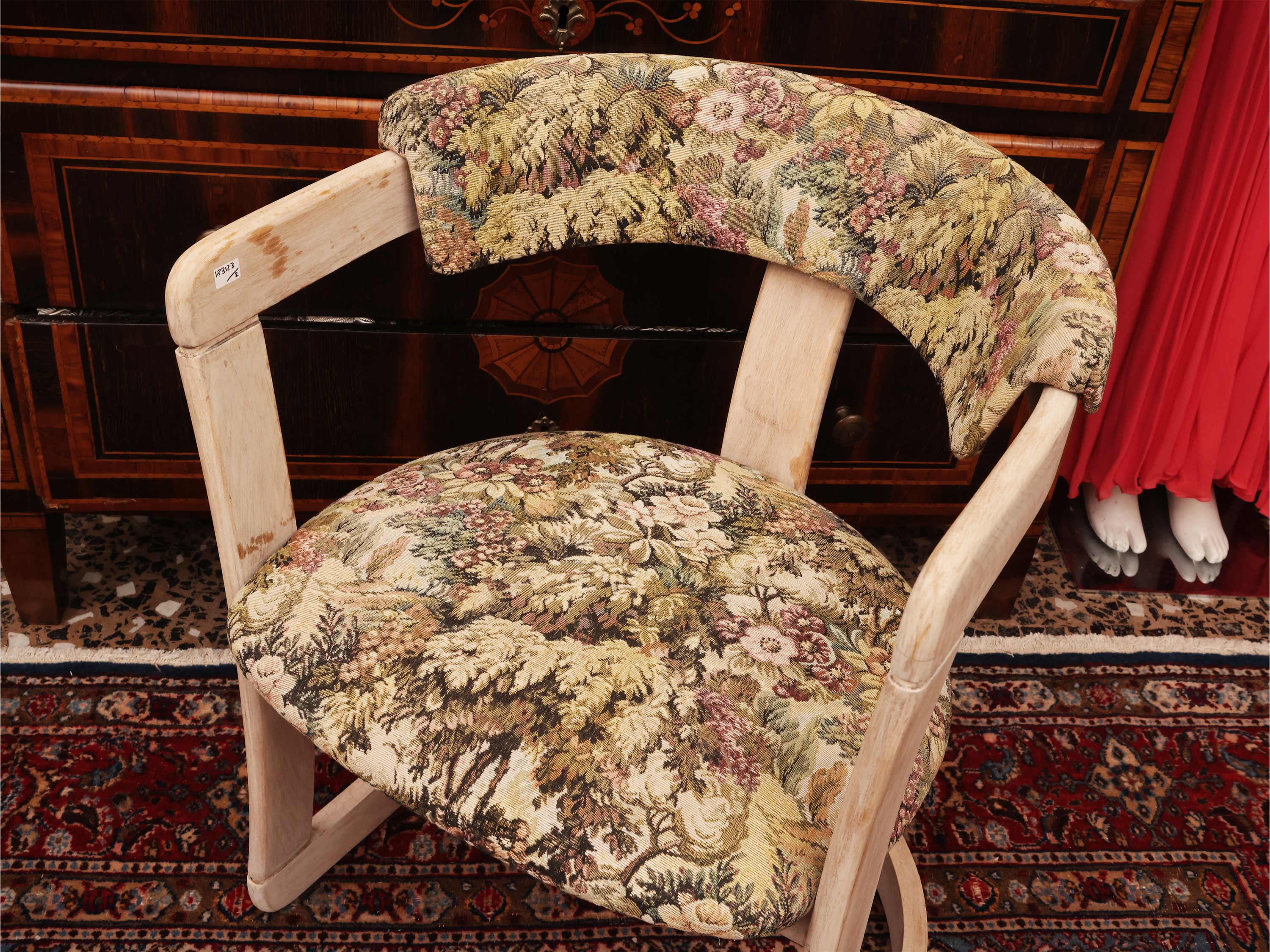 Pozzi e Verga, Coppia di poltroncine Brigitte, Anni Settanta, legno bianco e tessuto fantasia