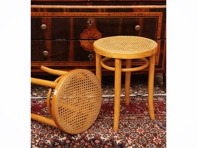 Serie di cinque sgabelli in faggio curvato e paglia di Vienna, dimensioni h 47 cm, diam 37 cm