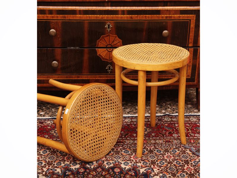 Serie di cinque sgabelli in faggio curvato e paglia di Vienna, dimensioni h 47 cm, diam 37 cm