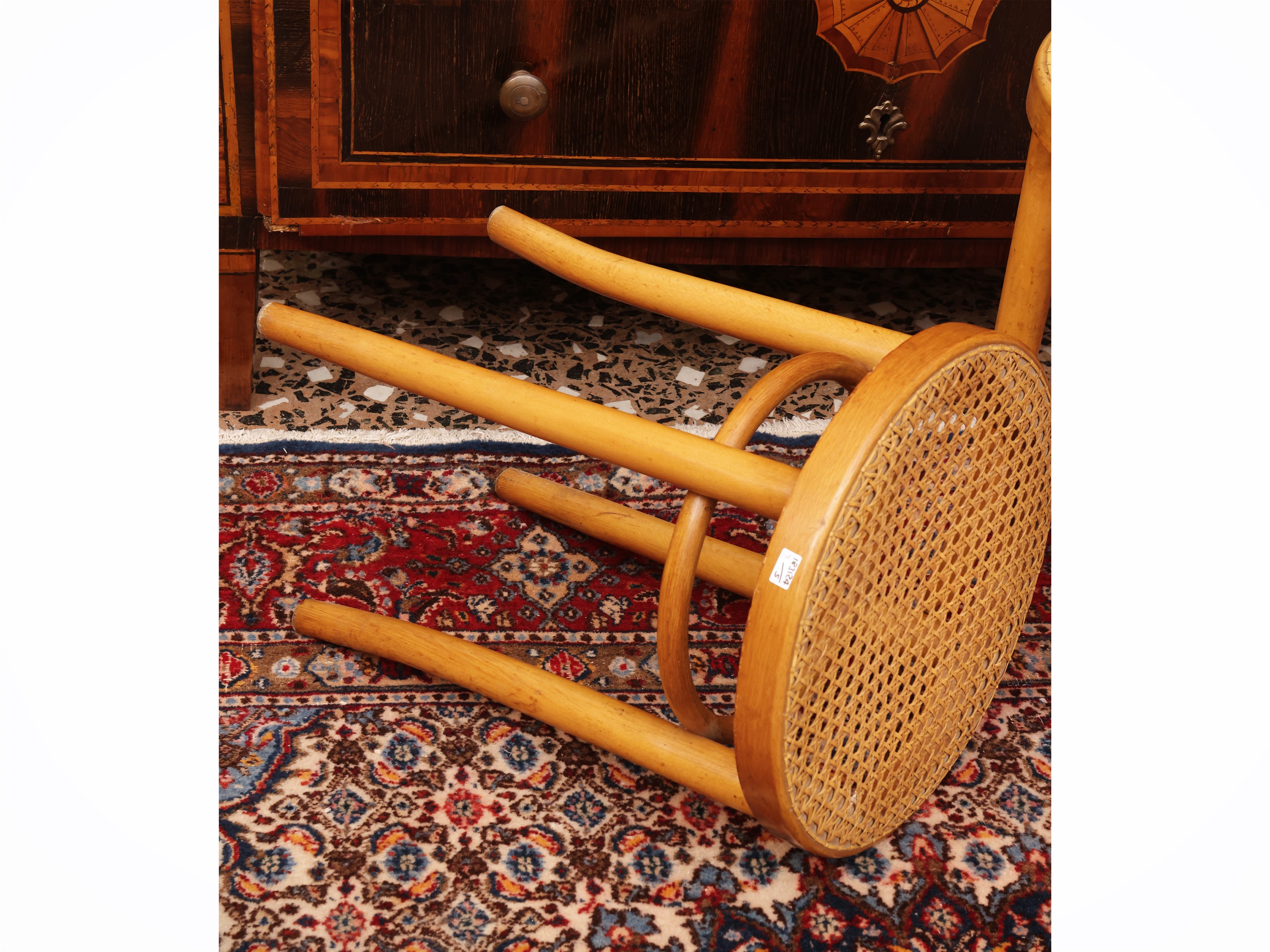 Serie di cinque sgabelli in faggio curvato e paglia di Vienna, dimensioni h 47 cm, diam 37 cm