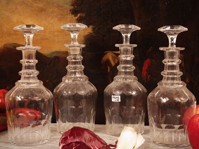 Serie di quattro bottiglie da vino in cristallo molato, altezza cm 26,5