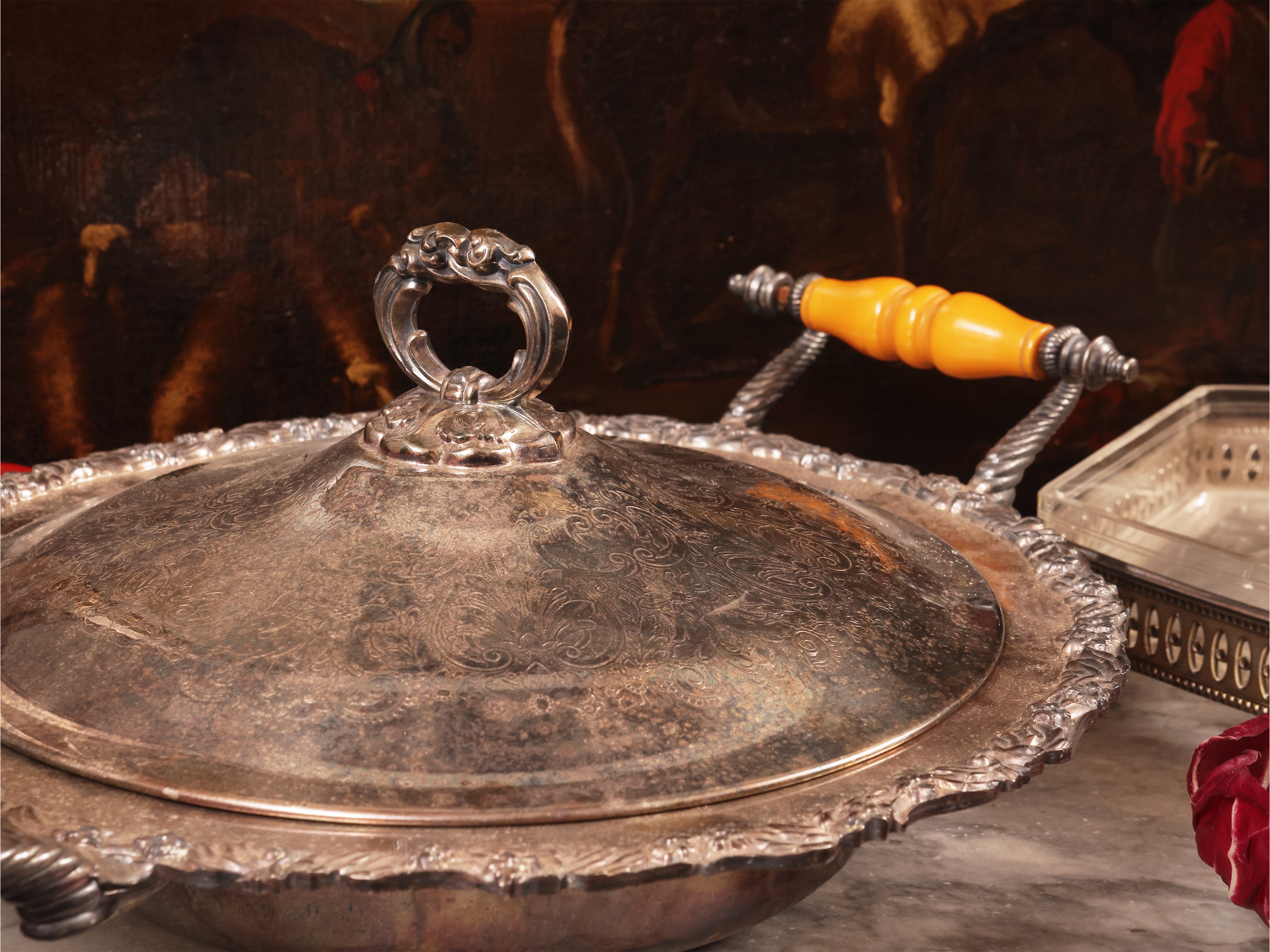 Miscellanea di accessori per la tavola, legumiera in metallo argentato e antipastiera con vaschet...