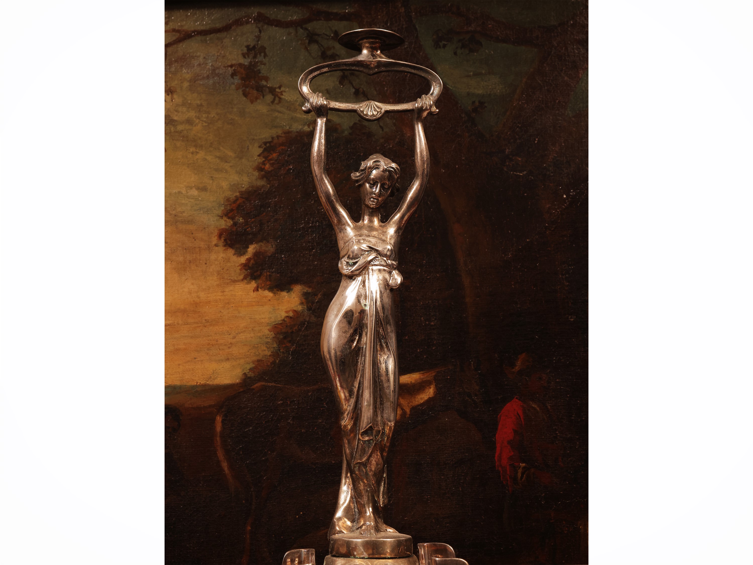 Centrotavola di gusto Art Nouveau, metallo dorato, h cm 38