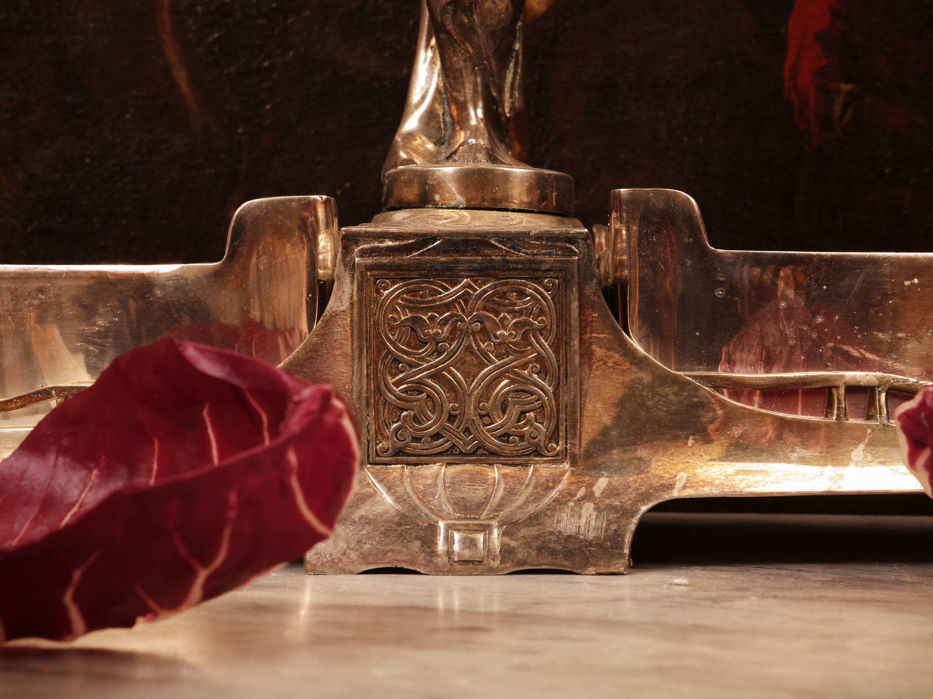 Centrotavola di gusto Art Nouveau, metallo dorato, h cm 38