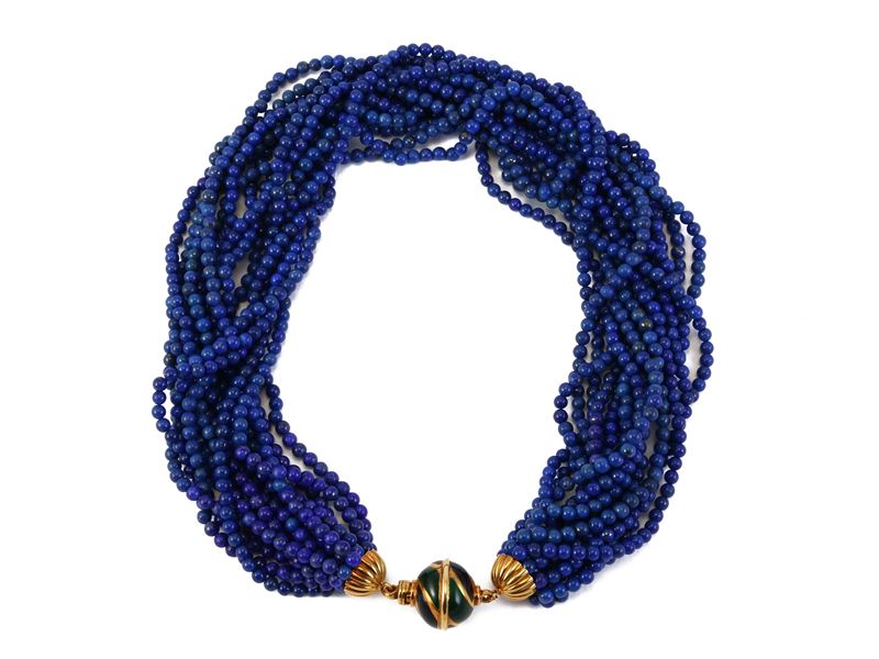 Collana a quindici fili di piccole sfere di lapislazzuli con fermatura in oro giallo e smalti