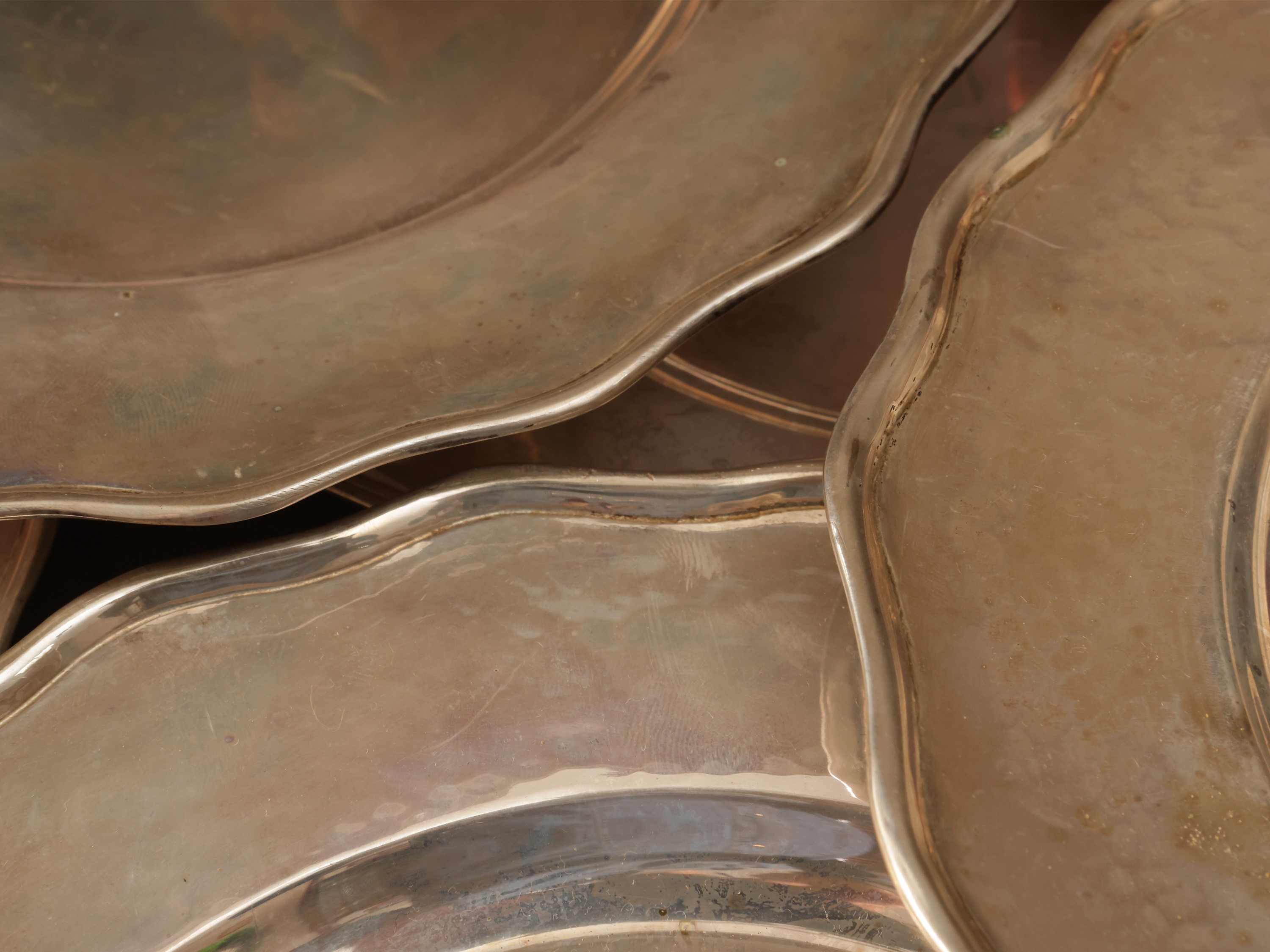 Serie di undici piatti in argento martellato