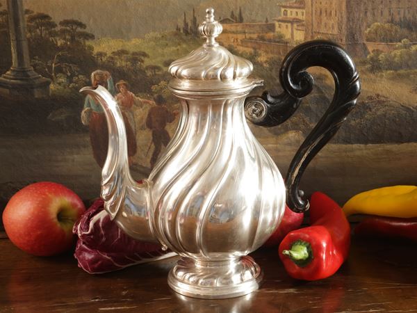 Grande caffettiera in argento, Società Industriale Argenterie Posaterie  (Alessandria, 1920/35)  - Asta Stile fiorentino - Maison Bibelot - Casa d'Aste Firenze - Milano