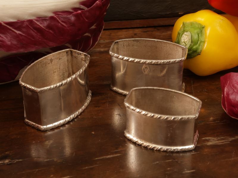 Tre legatovaglioli in argento