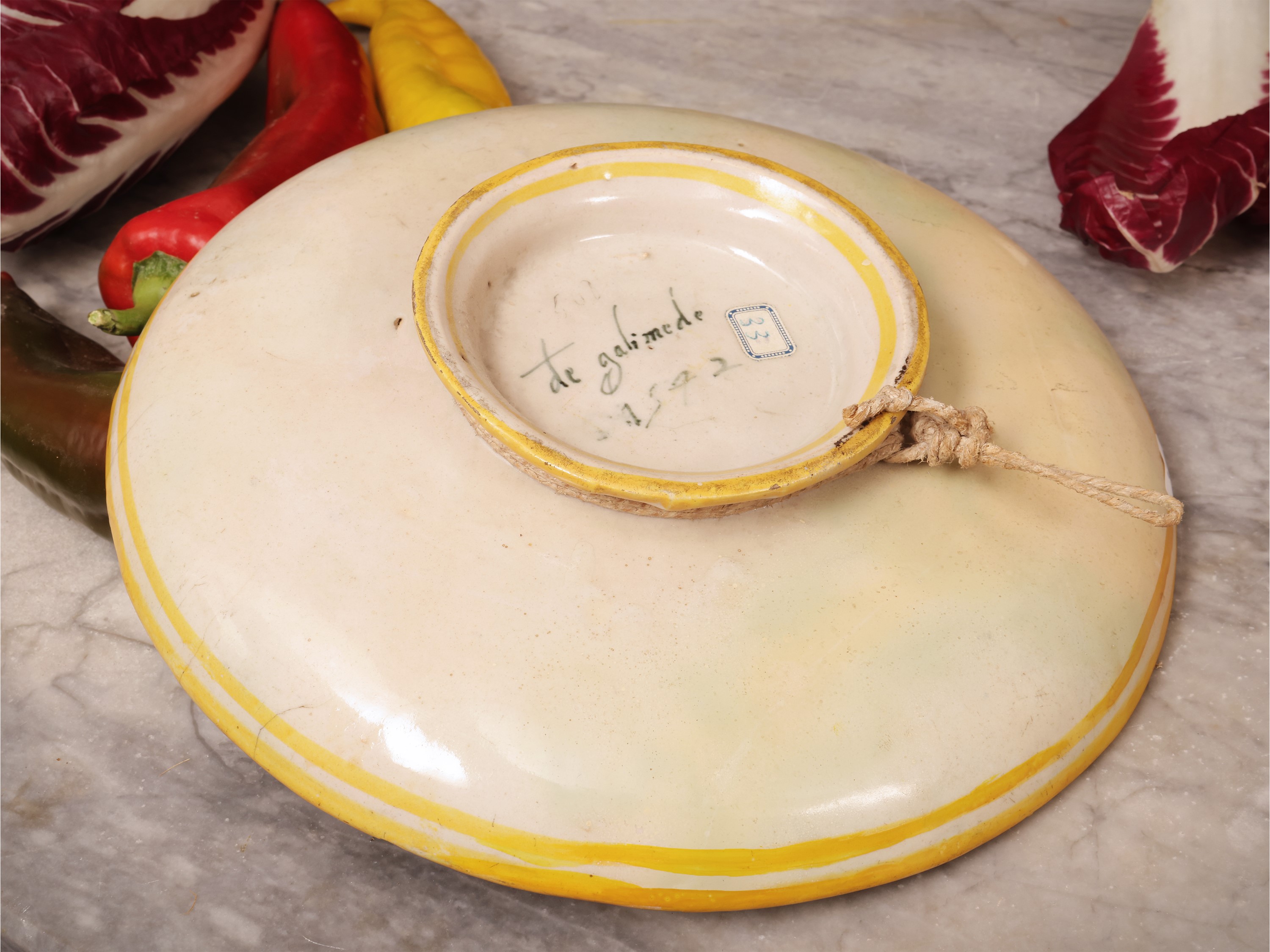Bottega dei Fontana, Coppa in maiolica con il Ratto di Ganimede, Urbino 1542