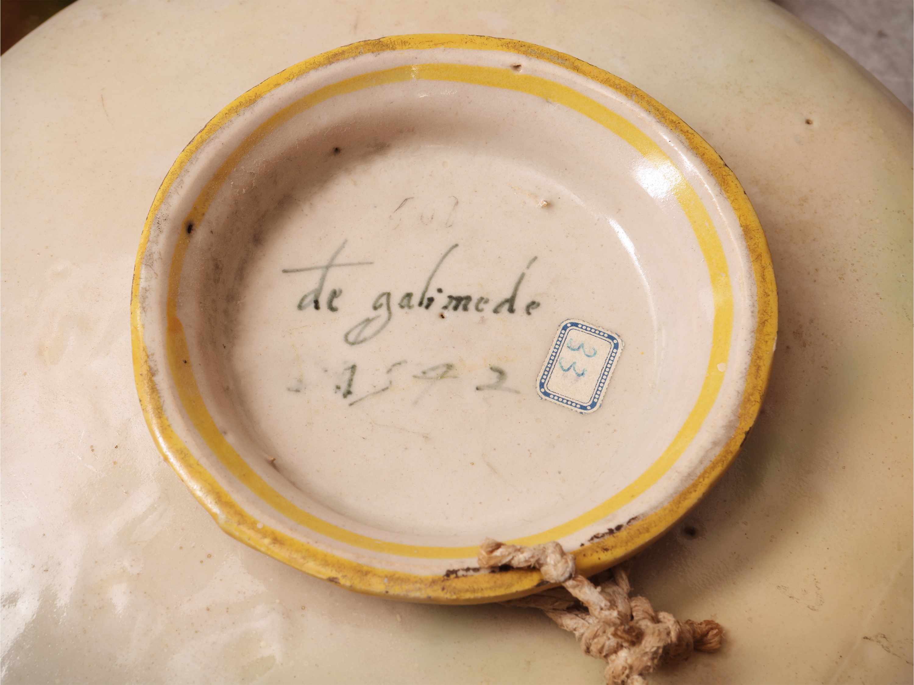 Bottega dei Fontana, Coppa in maiolica con il Ratto di Ganimede, Urbino 1542