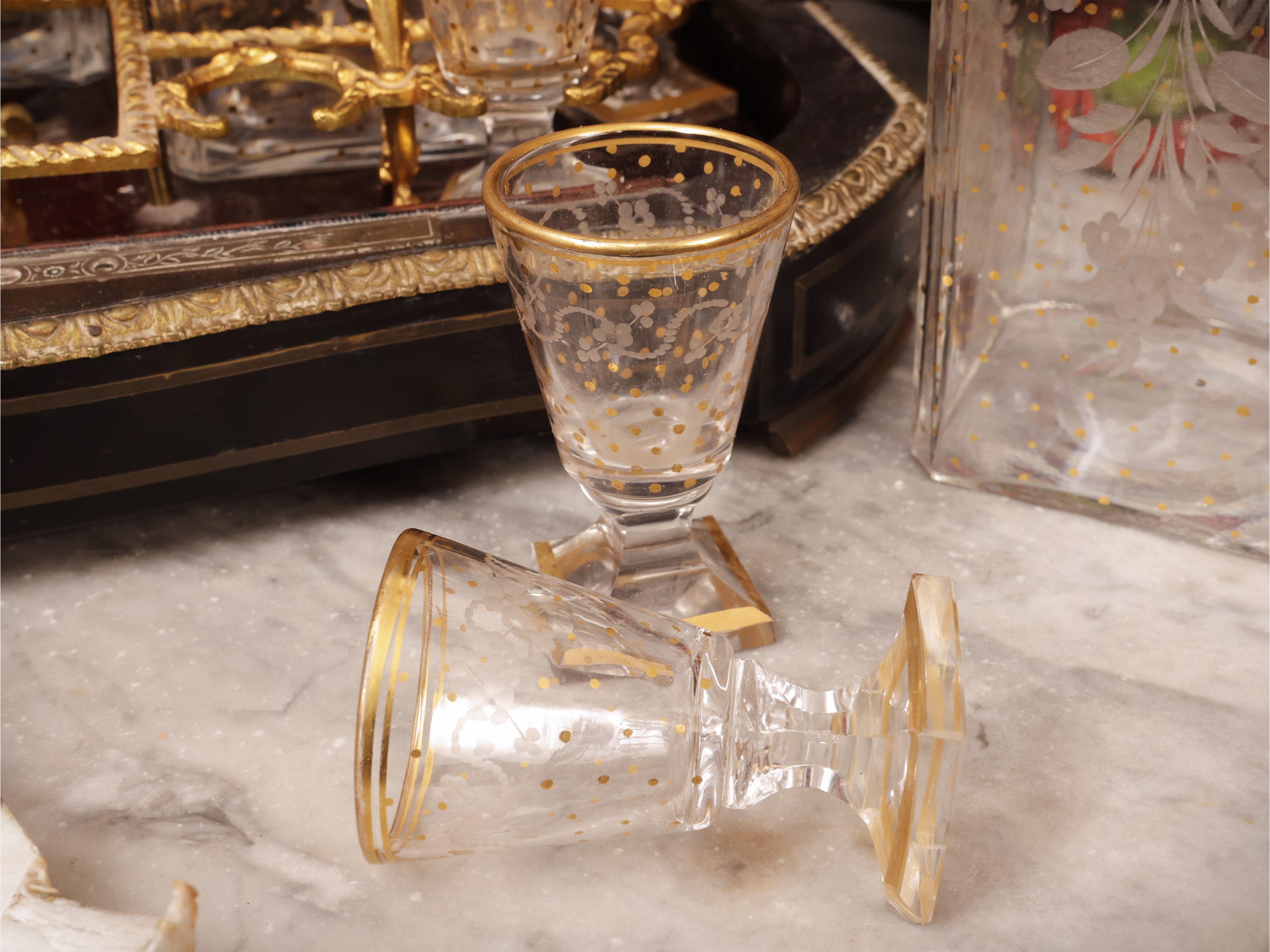 Rosoliera in stile Boulle con set da liquore
