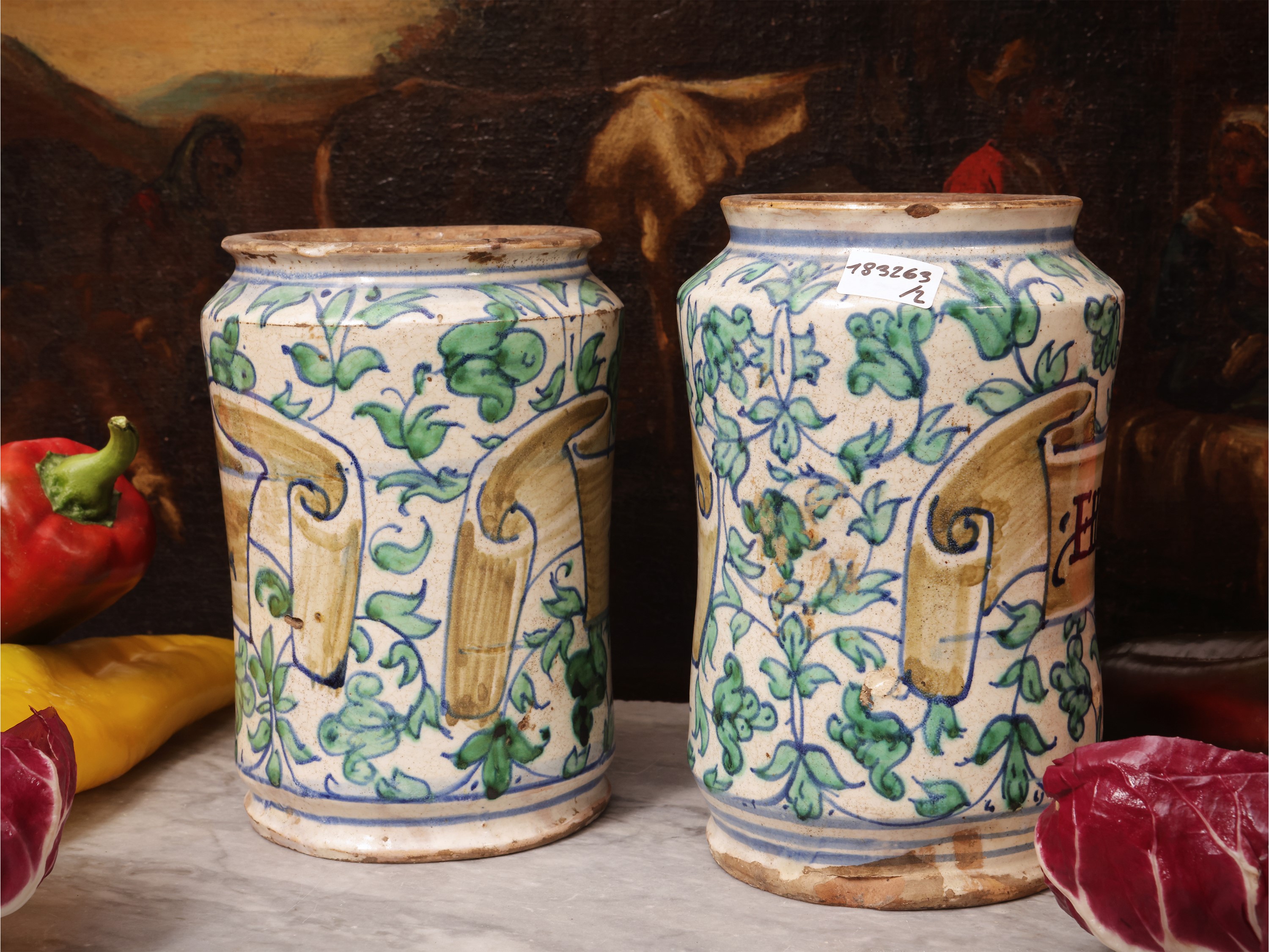 Coppia di albarelli da farmacia in maiolica