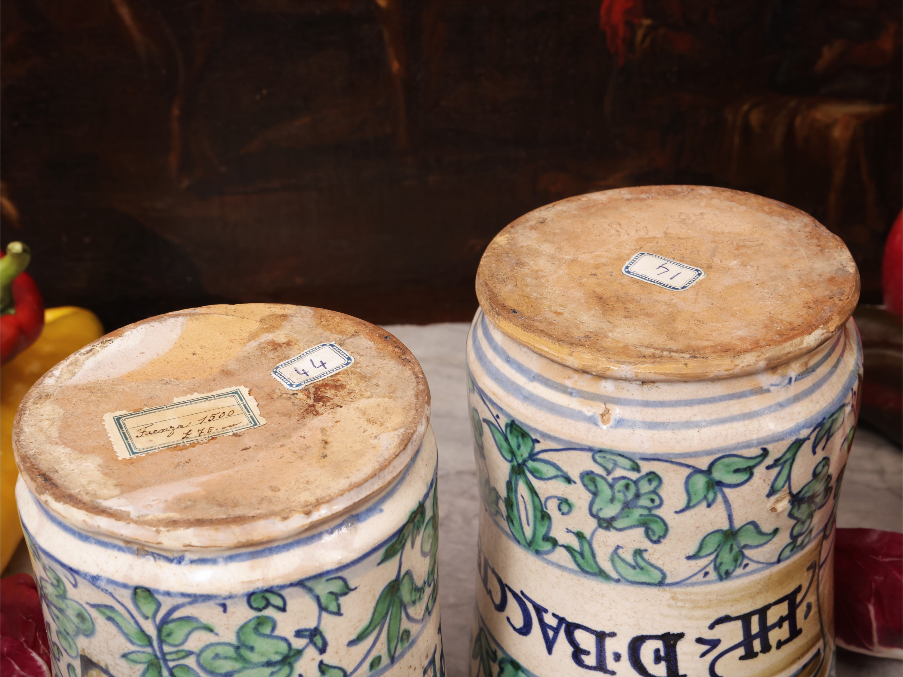 Coppia di albarelli da farmacia in maiolica