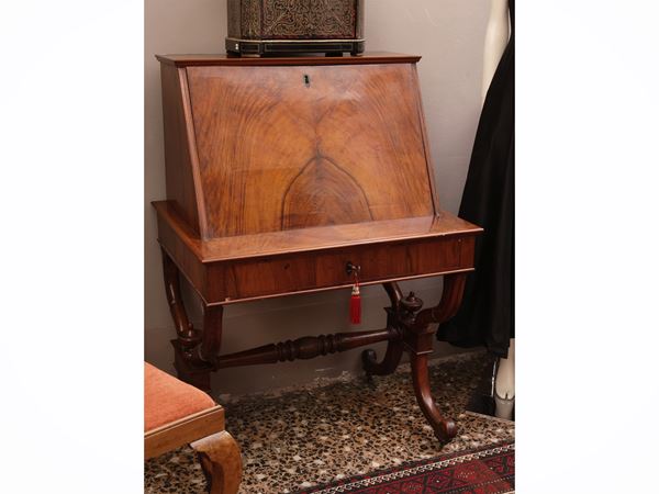 Small folding desk veneered in walnut and walnut feather