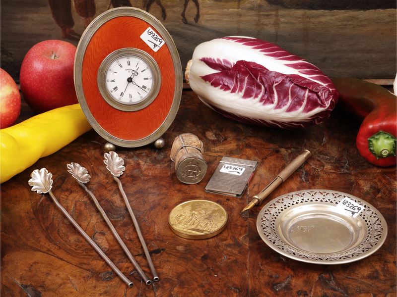 Orologio da tavolo in smalto arancio, penna stilografica dorata e accessori vari in argento