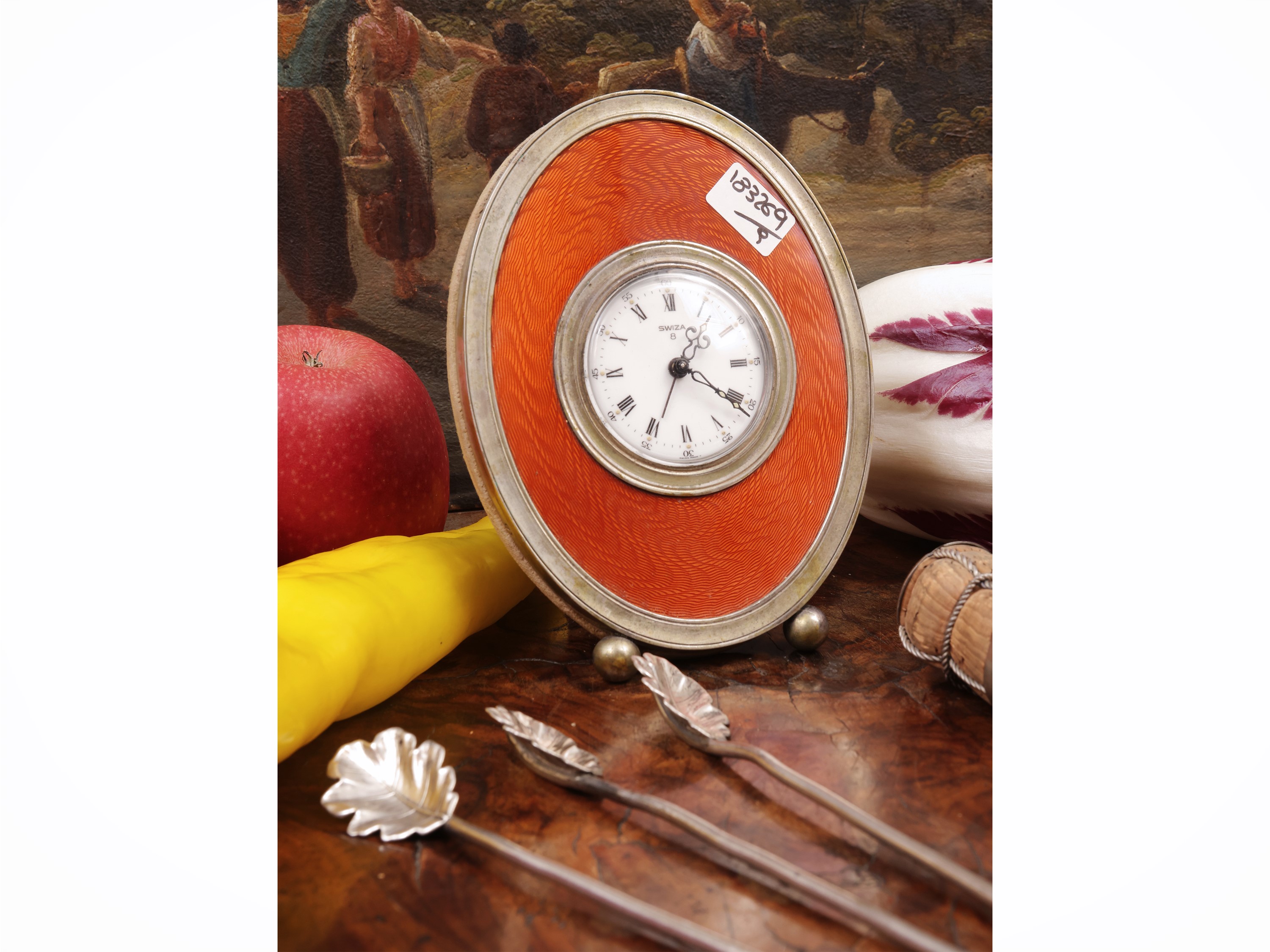Orologio da tavolo in smalto arancio, penna stilografica dorata e accessori vari in argento