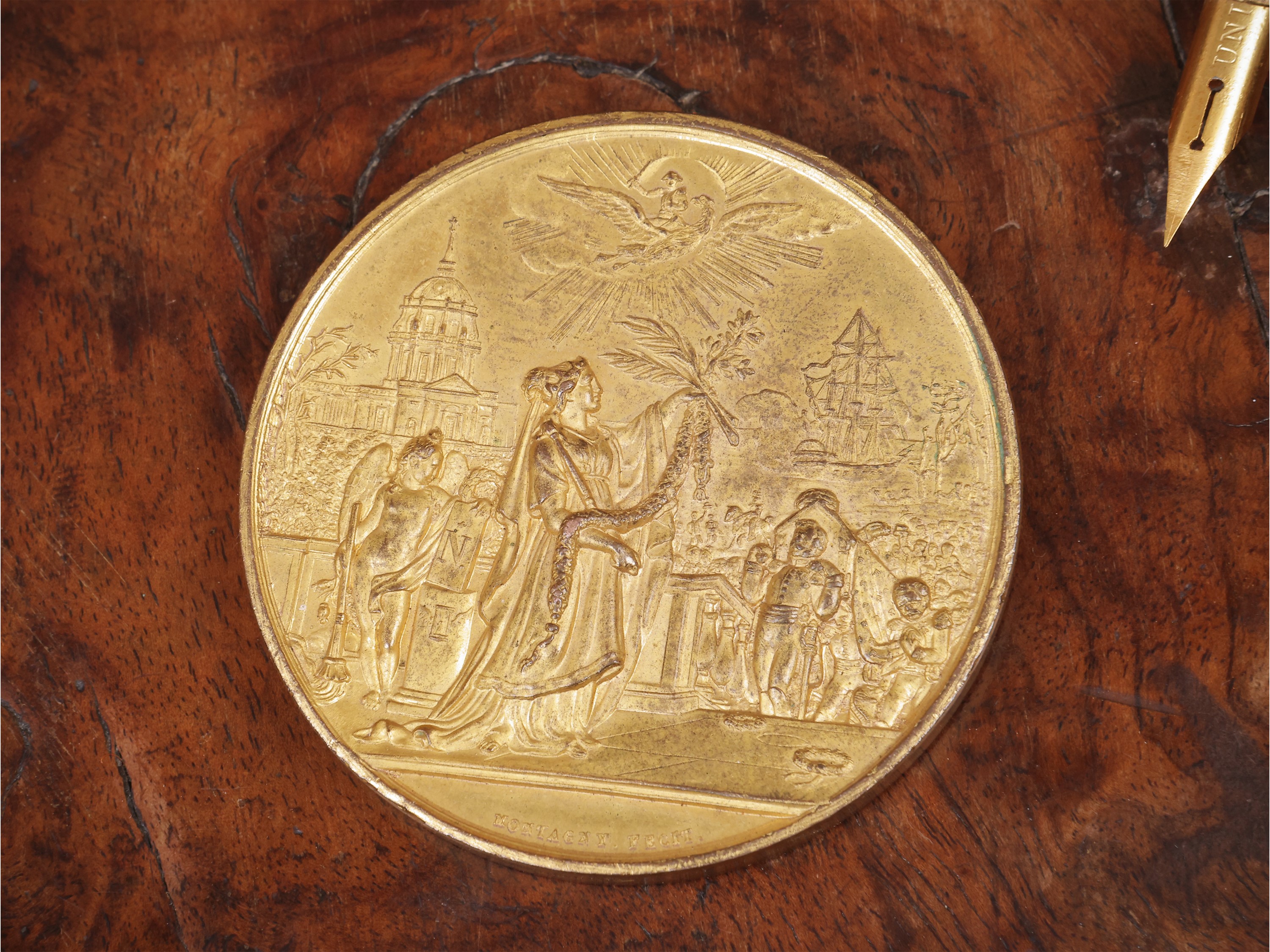Orologio da tavolo in smalto arancio, penna stilografica dorata e accessori vari in argento