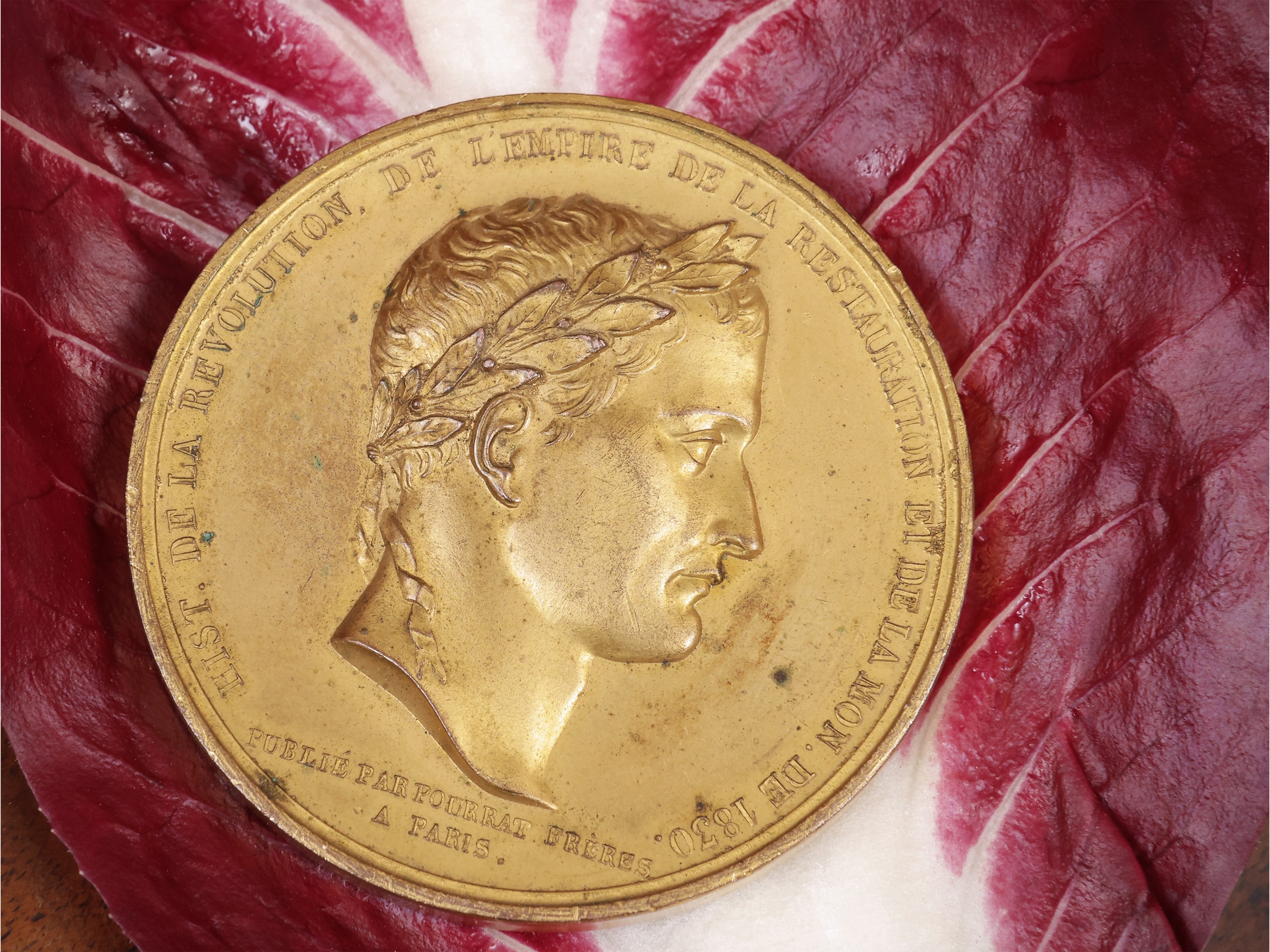 Orologio da tavolo in smalto arancio, penna stilografica dorata e accessori vari in argento