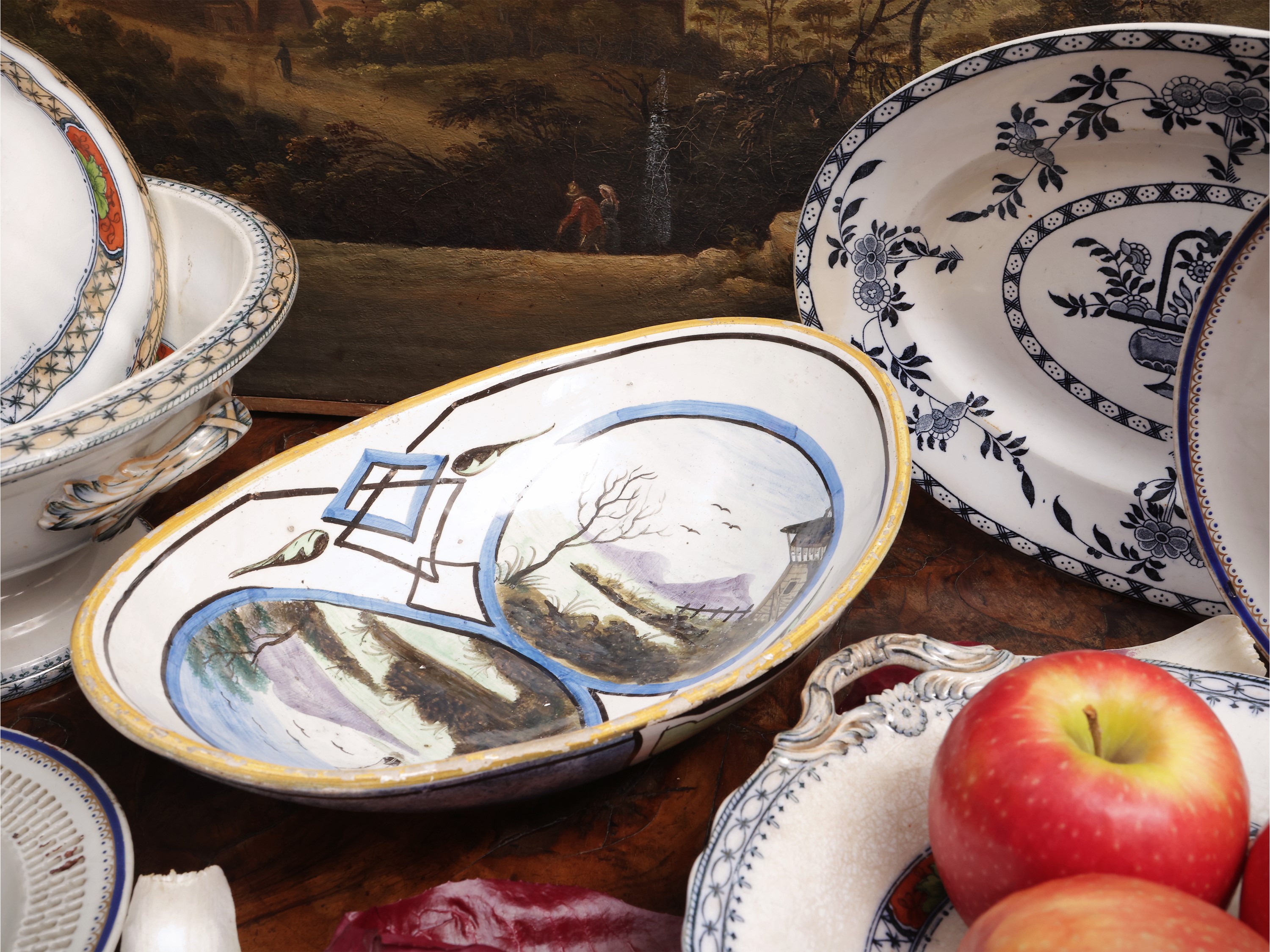 Miscellanea di ceramiche d'epoca, oggetti decorativi e di antiquariato