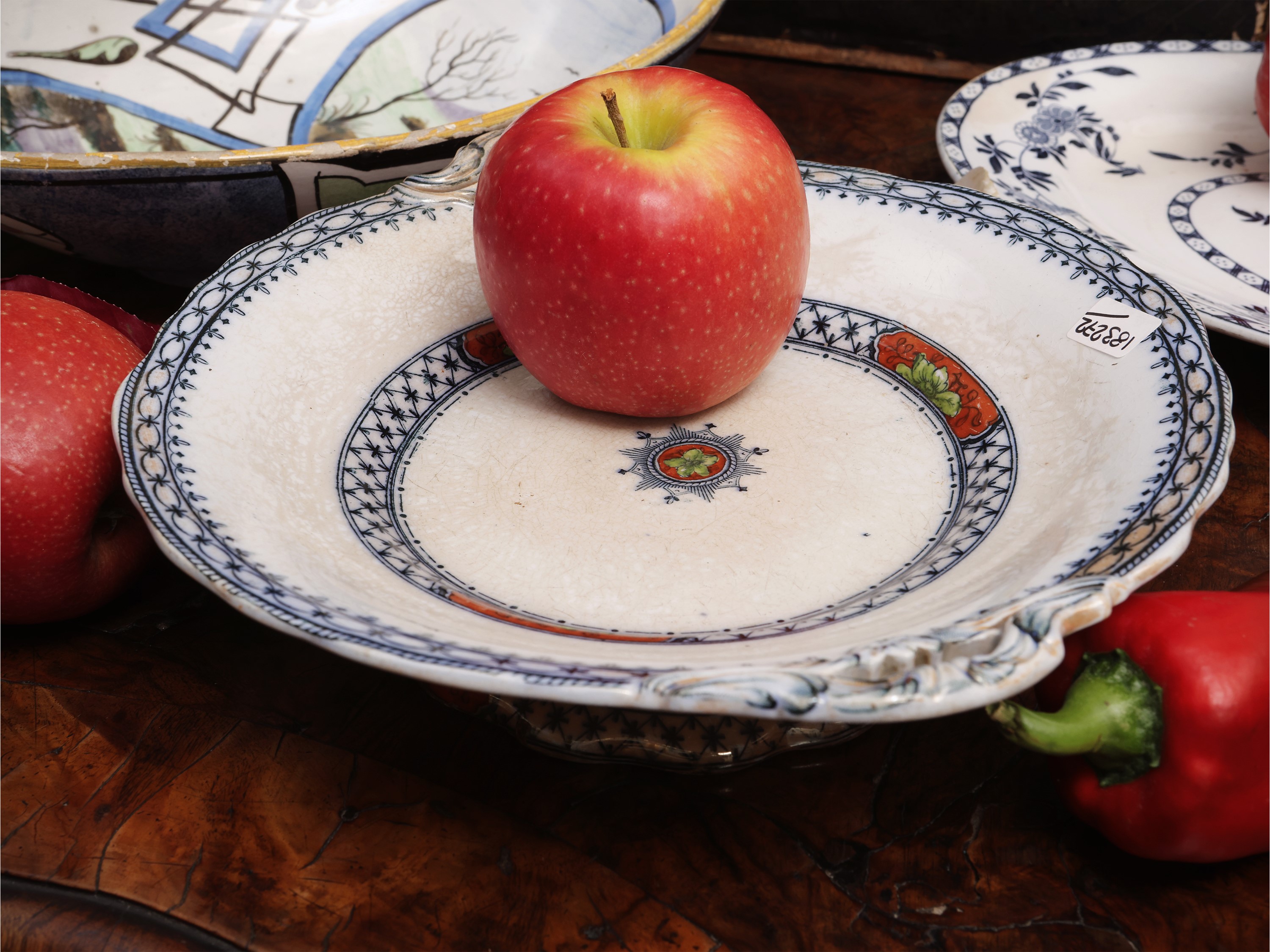Miscellanea di ceramiche d'epoca, oggetti decorativi e di antiquariato
