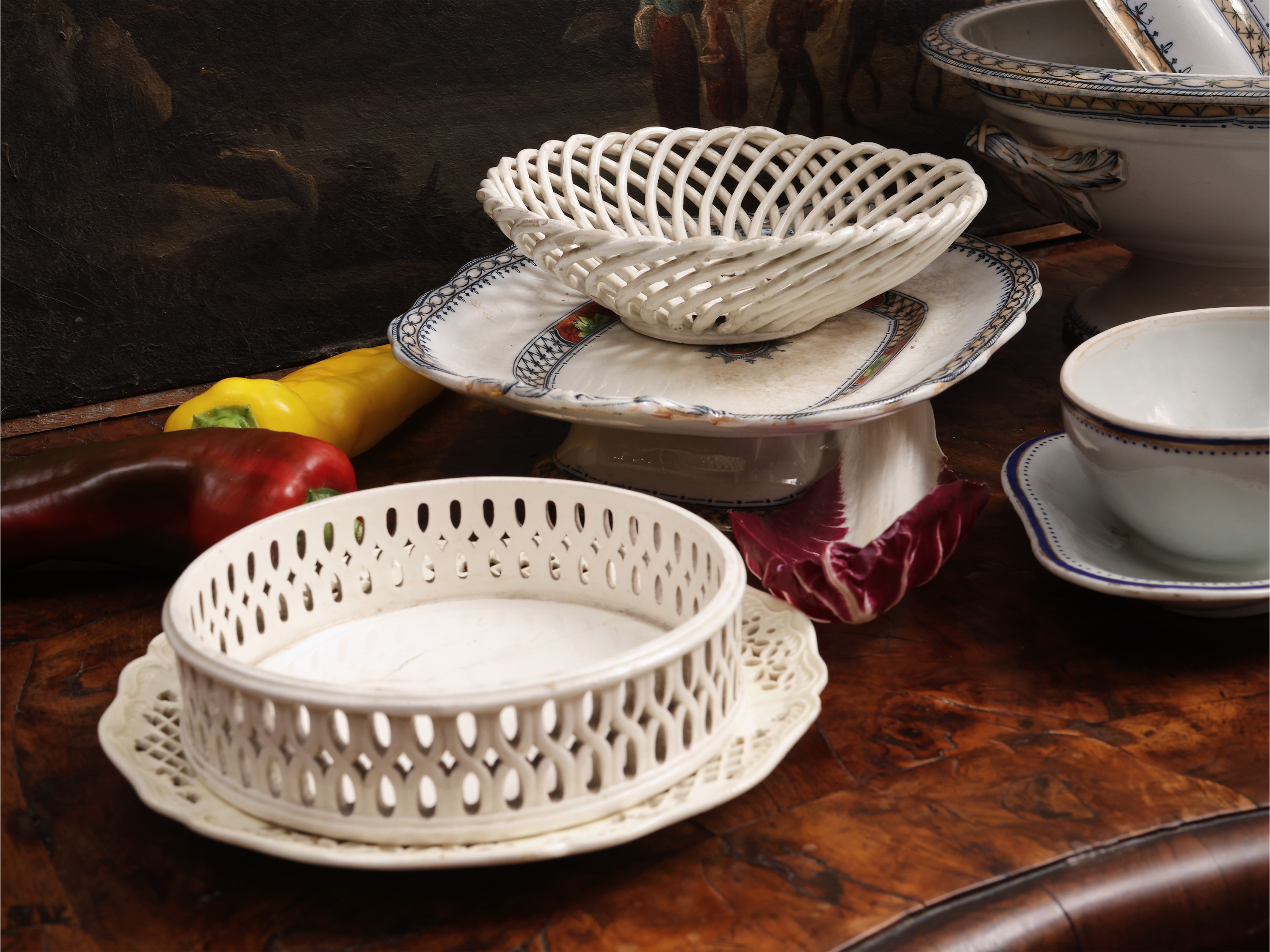 Miscellanea di ceramiche d'epoca, oggetti decorativi e di antiquariato