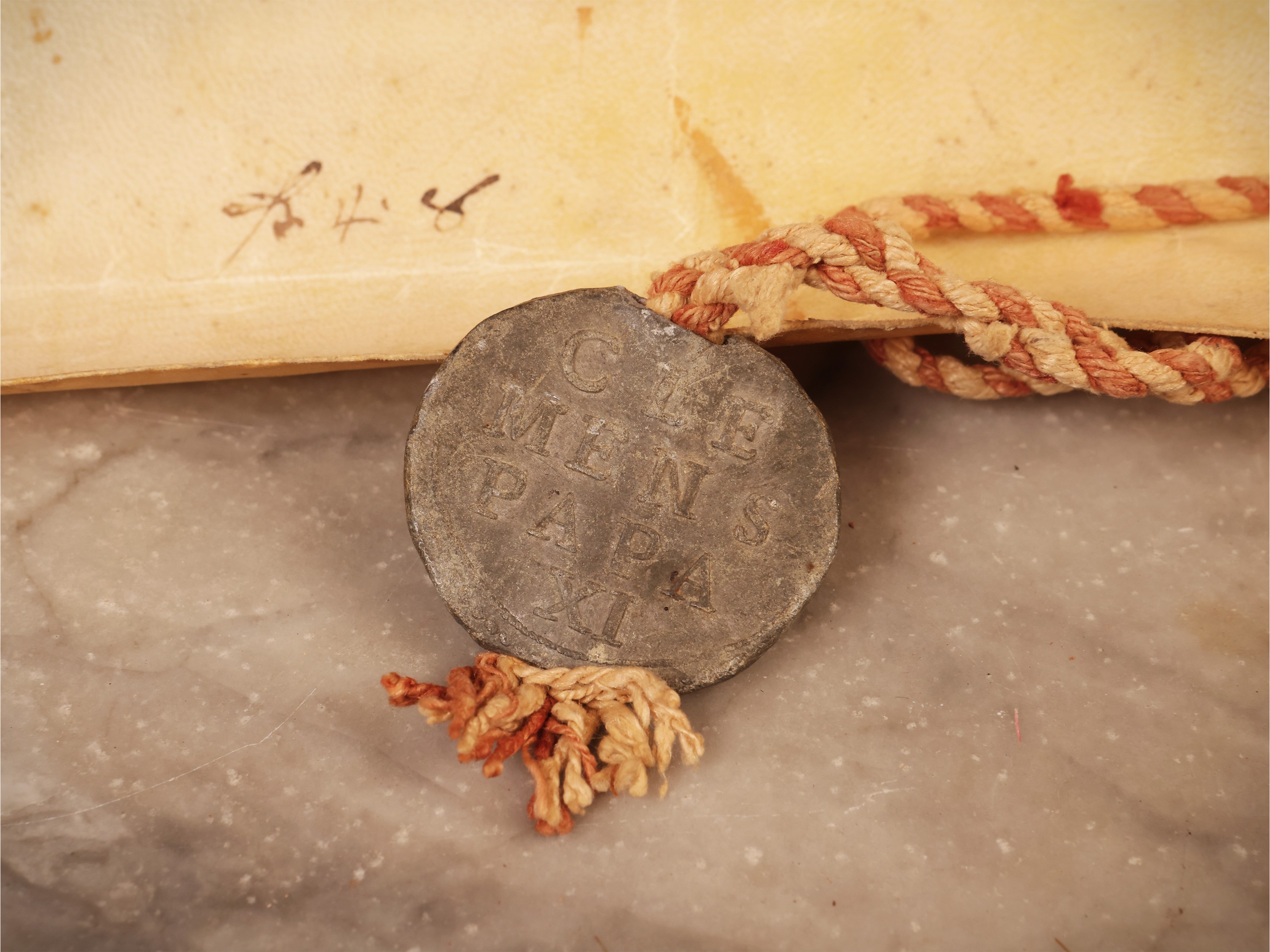 Bolla pontificia di papa Clemente XI, pergamena con sigillo originale