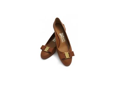 Salvatore Ferragamo, Decolleté in pelle beige con fiocco in gros grain