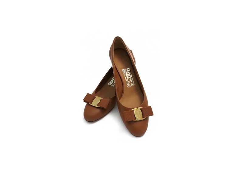 Salvatore Ferragamo, Decolleté in pelle beige con fiocco in gros grain