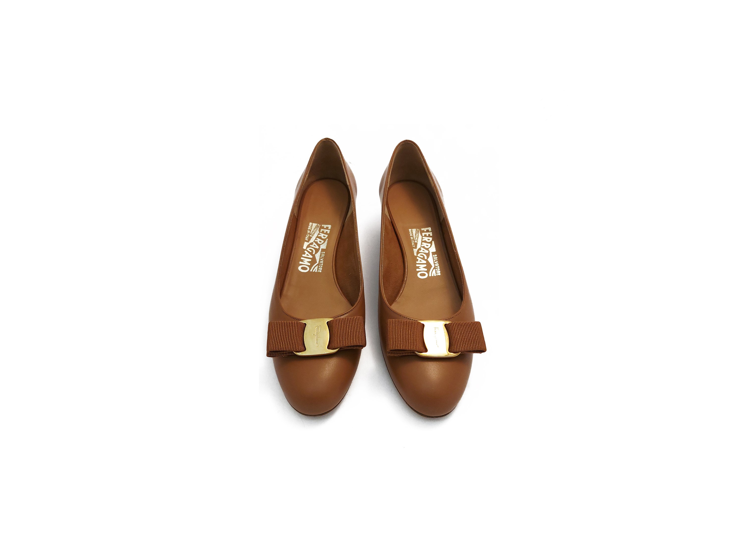 Salvatore Ferragamo, Decolleté in pelle beige con fiocco in gros grain