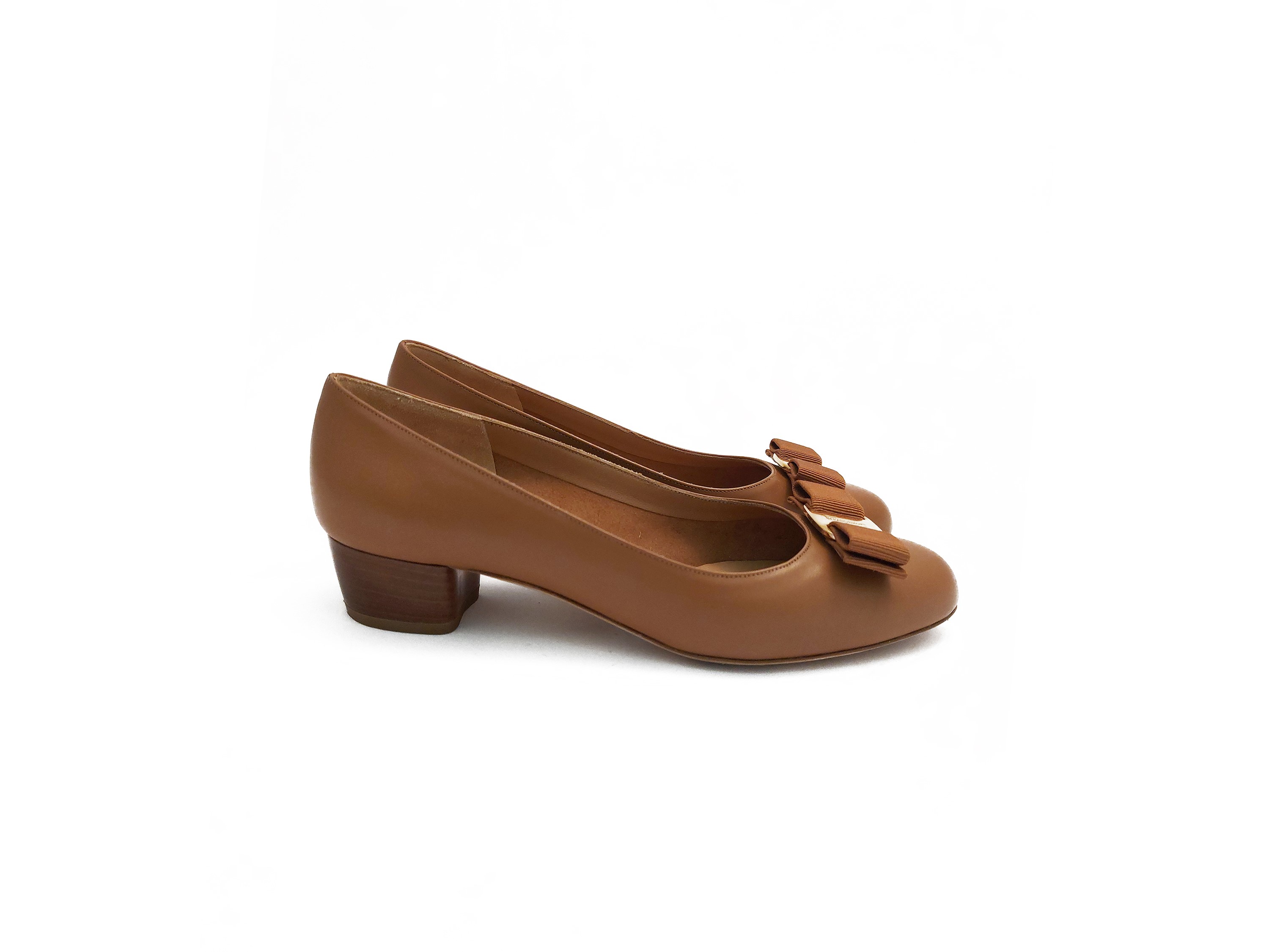 Salvatore Ferragamo, Decolleté in pelle beige con fiocco in gros grain