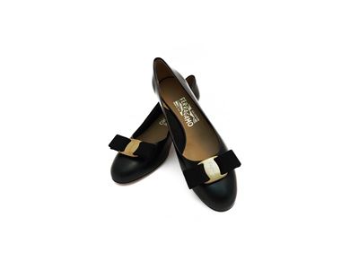 Salvatore Ferragamo, Decolleté in pelle nera con fiocco in gros grain