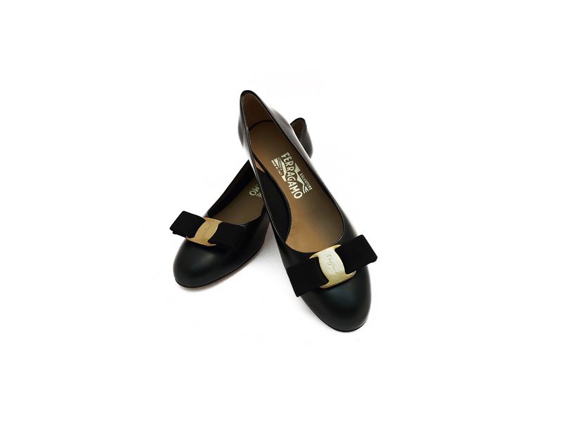 Salvatore Ferragamo, Decolleté in pelle nera con fiocco in gros grain