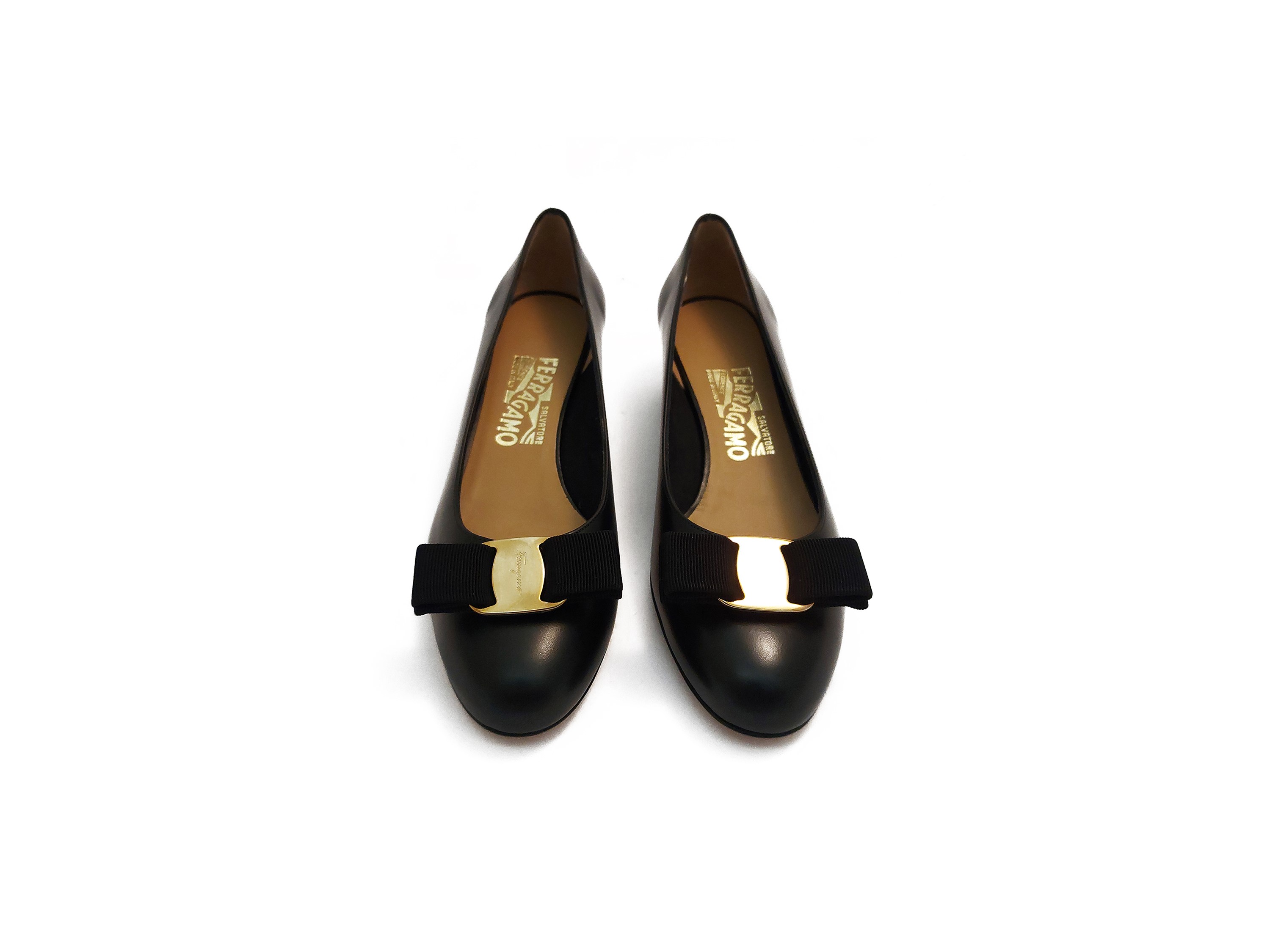 Salvatore Ferragamo, Decolleté in pelle nera con fiocco in gros grain