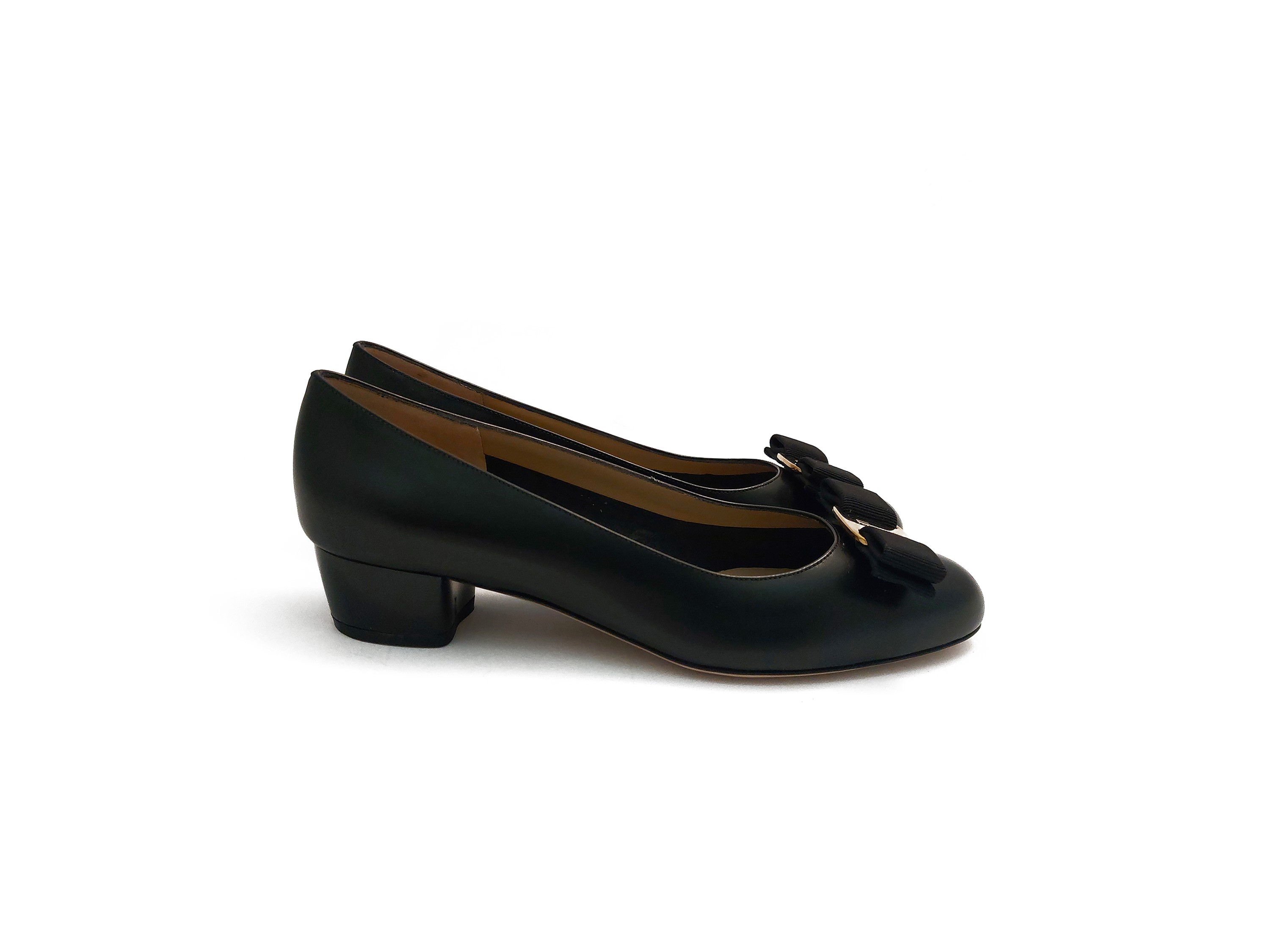 Salvatore Ferragamo, Decolleté in pelle nera con fiocco in gros grain